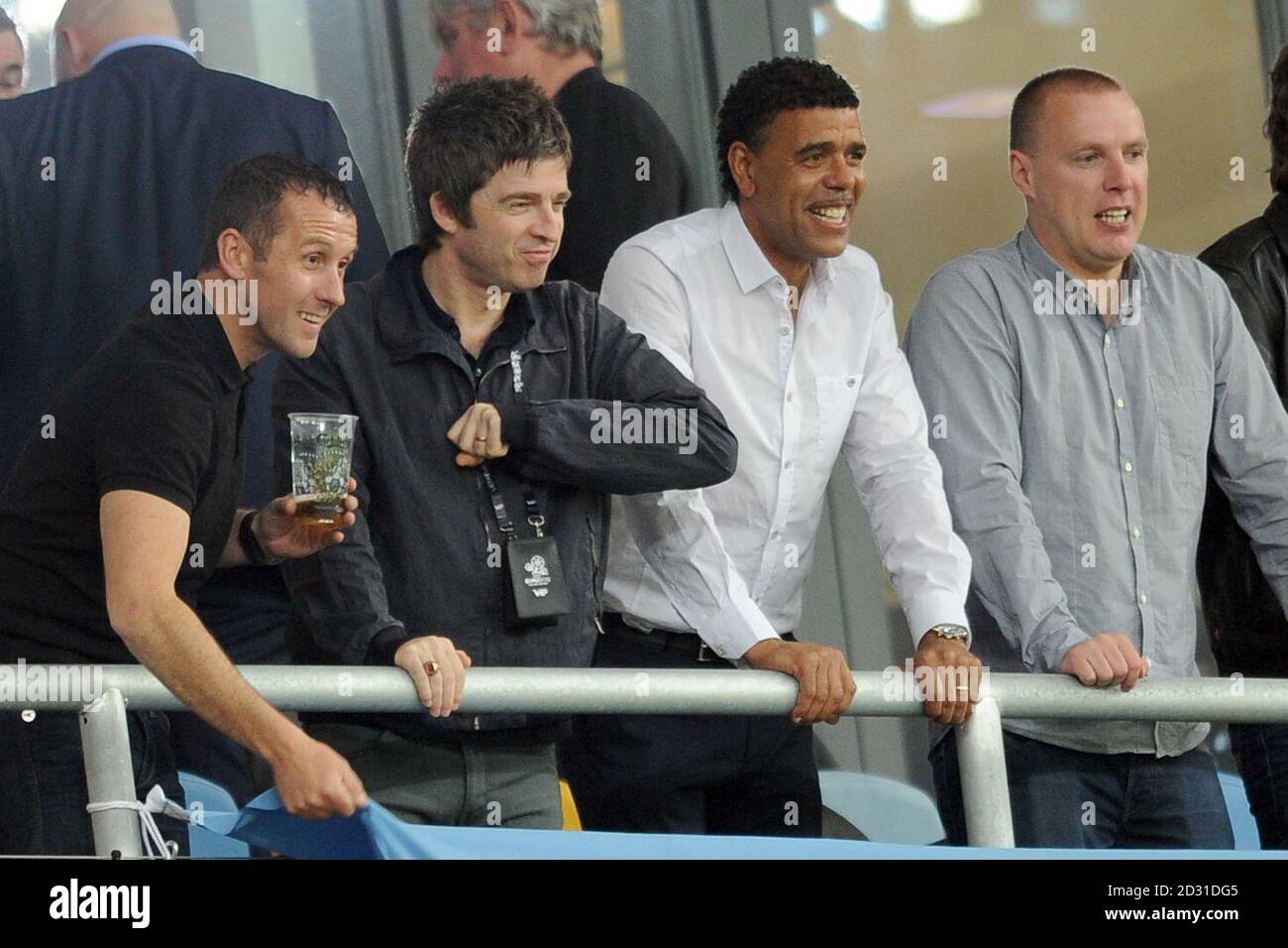 Noel Gallagher et Chris Kamara dans les tribunes précédant le match du groupe D entre la Suède et l'Angleterre au stade olympique de Kiev Banque D'Images