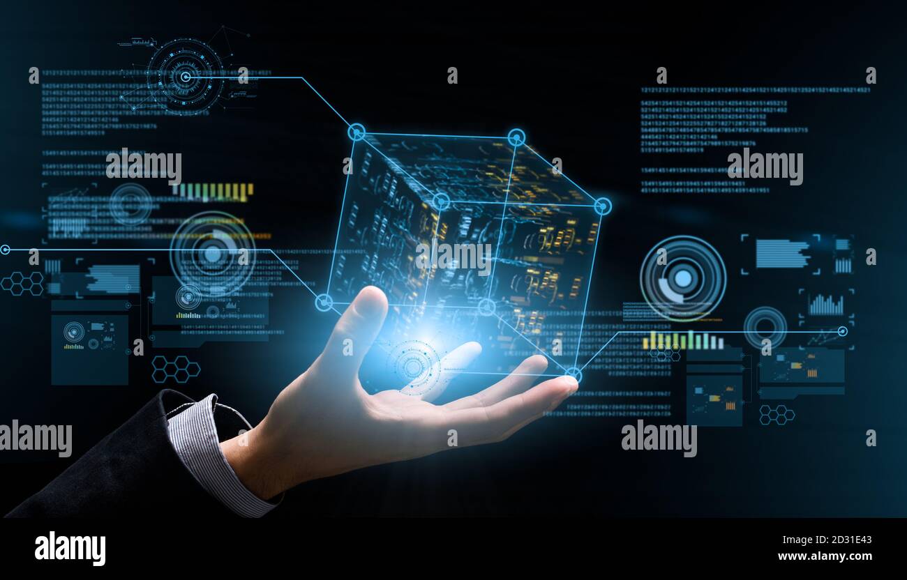 Homme d'affaires méconnu tenant un hologramme cubique avec des éléments d'interface utilisateur numérique, collage dans un style futuriste Banque D'Images