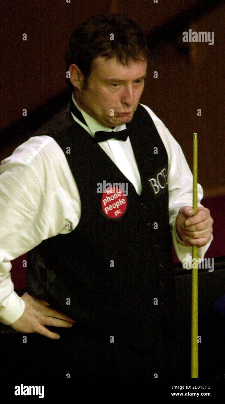 Réaction de Jimmy White en Angleterre lors de son premier tour du tournoi Benson and Hedges Masters Snooker contre Joe Swail en Irlande du Nord au centre de conférence Wembley. Banque D'Images