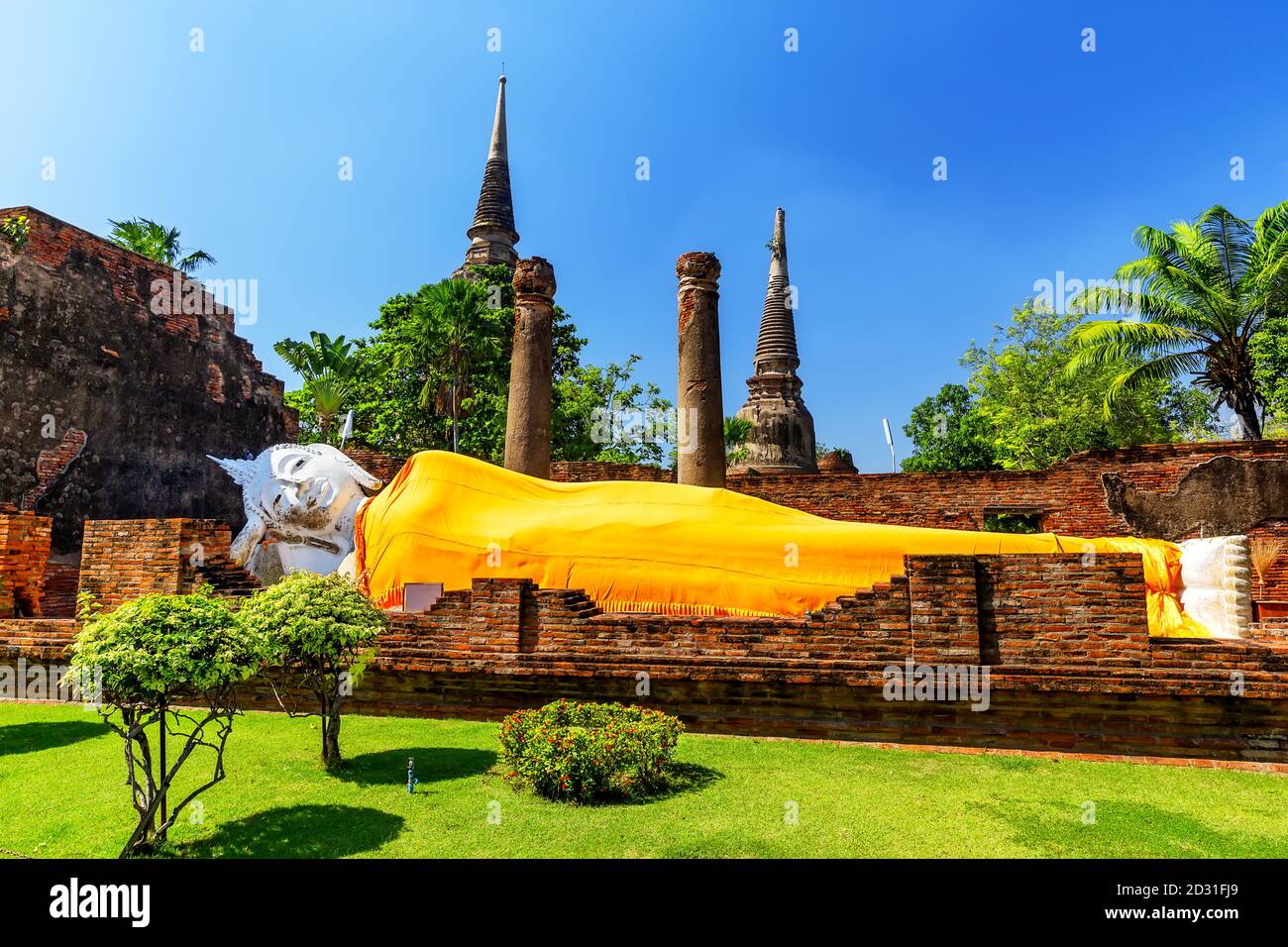 Statue de Bouddha endormi recouverte d'une robe jaune dans le temple Wat Yai Chai Mongkhon de Phra Nakhon si Ayutthaya, Thaïlande. Statue de Bouddha couché dans le temple Banque D'Images