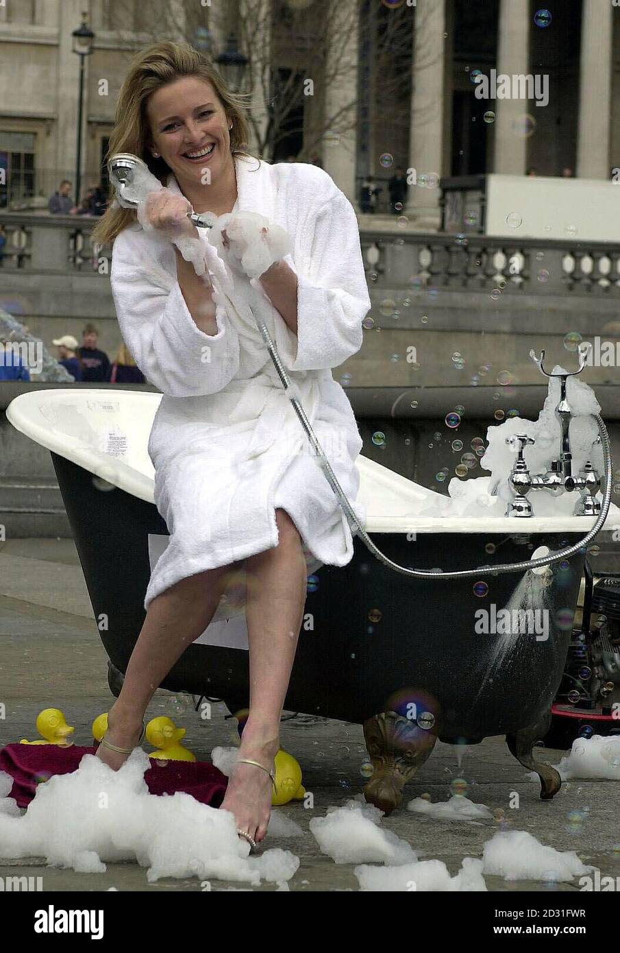 Gabby Yorath, présentatrice sportive, avec un bain de mousse à Trafalgar Square, dans le centre de Londres, pour promouvoir la Journée nationale du blanchiment. Les résultats d'une nouvelle enquête révèlent que seulement 30 % des Britanniques prennent un bain chaque jour. Banque D'Images