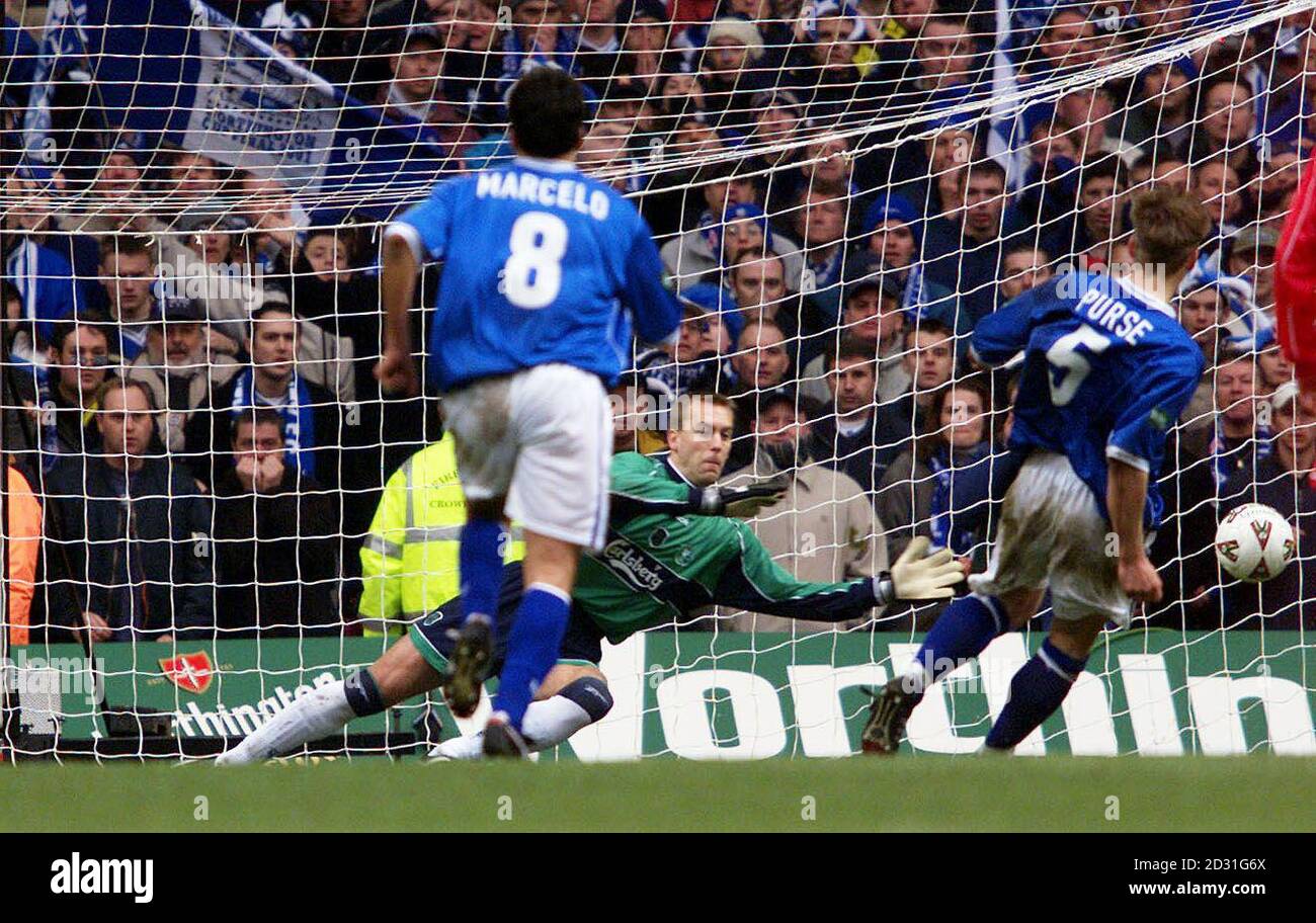 Darren Purse de Birmingham City (à droite) a passé le gardien de but de Liverpool Sander Westerveld de l'endroit de la pénalité, lors de leur match de finale de la coupe Worthington au Millennium Stadium, à Cardiff. Banque D'Images