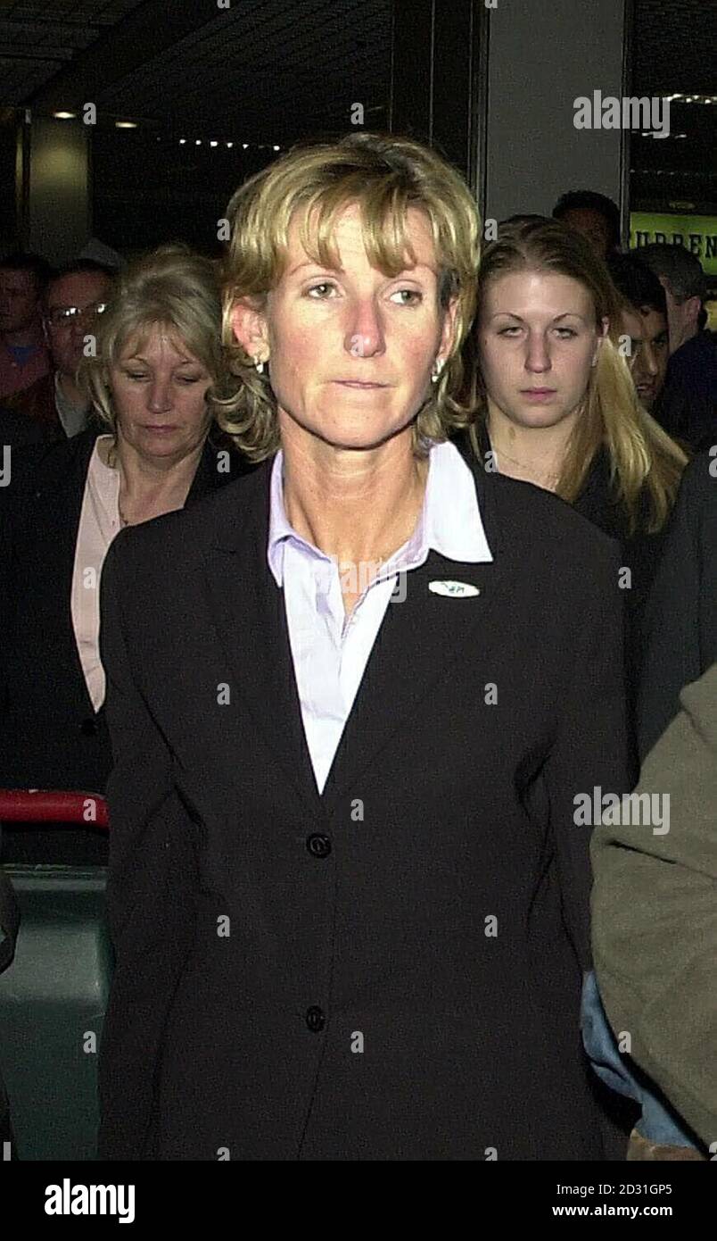 La famille de l'hôtesse assassinée Lucie Blackman - mère Jane (devant) et soeur Sophie (derrière à droite), arrivent à l'aéroport d'Heathrow, à Londres, après qu'ils ont ramené les restes de Lucie au Royaume-Uni depuis le Japon. * le corps de l'ancienne hôtesse de British Airways, qui a disparu il y a sept mois après avoir passé une journée en bord de mer avec un homme japonais qu'elle a rencontré dans le bar où elle a travaillé, était dans le soin de Scotland Yard. Banque D'Images