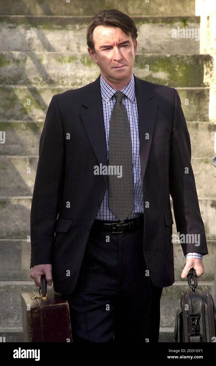 Peter Mandelson quitte son domicile de Notting Hill avant les résultats de l'enquête de l'avocat Sir Anthony Hammond sur l'affaire des passeports hindous, qui devrait être achevée et soumise au Premier ministre Tony Blair et au Parlement dans quelques jours. Banque D'Images