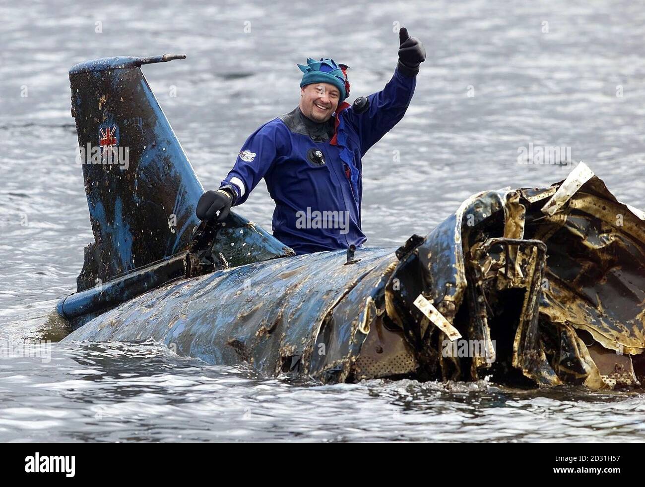 Bill Smith, chef de l'équipe sous-marine au-dessus de l'épave du Bluebird, dans laquelle Donald Campbell est décédé le 1967 janvier lors d'une tentative sur son propre record mondial de vitesse de l'eau. L'épave provient de Coniston Water, dans le district du lac. * la veuve de Campbell, Tonia Bern-Campbell, 64 ans, qui avait voyagé de Californie, a été rejointe par 50 spectateurs alors qu'elle a regardé le navire remarquablement intact propulsé par un jet sur une remorque. Au cours de la tentative record Bluebird voûté de la surface du lac et puis s'est écrasé dans l'eau, s'enfonçant instantanément. L'emplacement de l'embarcation frappée avait Banque D'Images