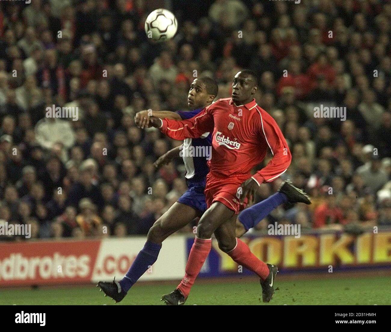 CETTE IMAGE NE PEUT ÊTRE UTILISÉE QUE DANS LE CONTEXTE D'UNE FONCTION ÉDITORIALE. AUCUNE UTILISATION DE SITE WEB/INTERNET À MOINS QUE LE SITE NE SOIT ENREGISTRÉ AUPRÈS DE L'ASSOCIATION DE FOOTBALL PREMIER LEAGUE. L'Emile Heskey de Liverpool retient Jorge Andrade de Porto, lors de leur deuxième match de coupe de l'UEFA à Anfield ce soir, le jeudi 15 mars 2001. PA photo : David Davies Banque D'Images