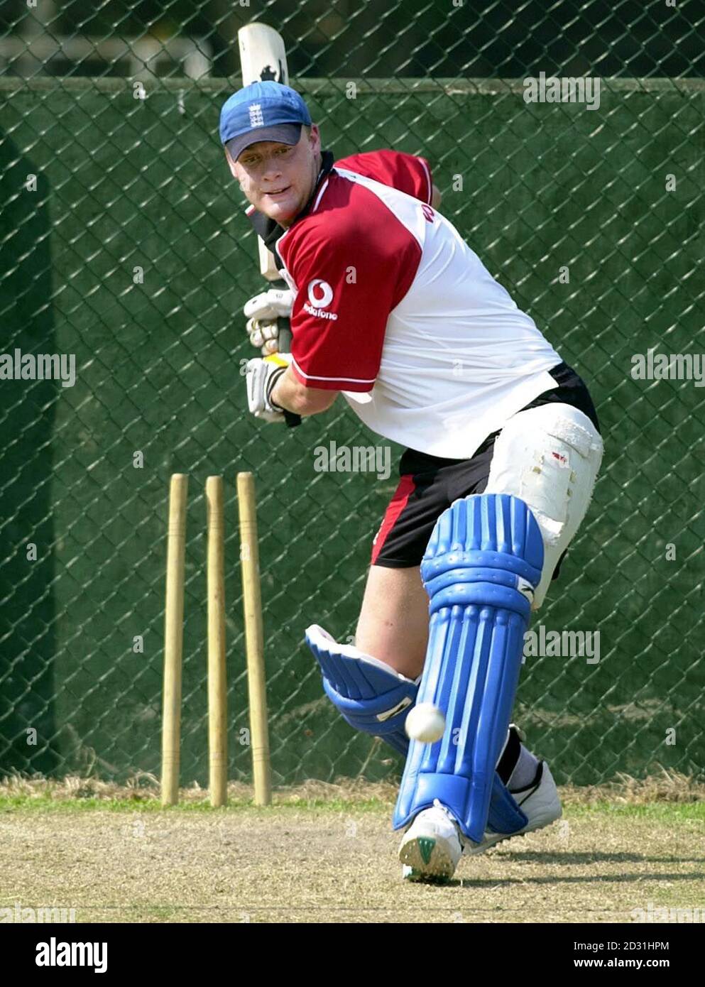 Andrew Flintooff, en Angleterre, se trouve dans les filets du Scinghalais Sports Club, Colombo, Sri Lanka. L'Angleterre a fait connaître son mécontentement à Flintooff après la révélation qu'il était arrivé au Sri Lanka pour la série internationale d'une journée sans les informer qu'il portait une blessure. Banque D'Images