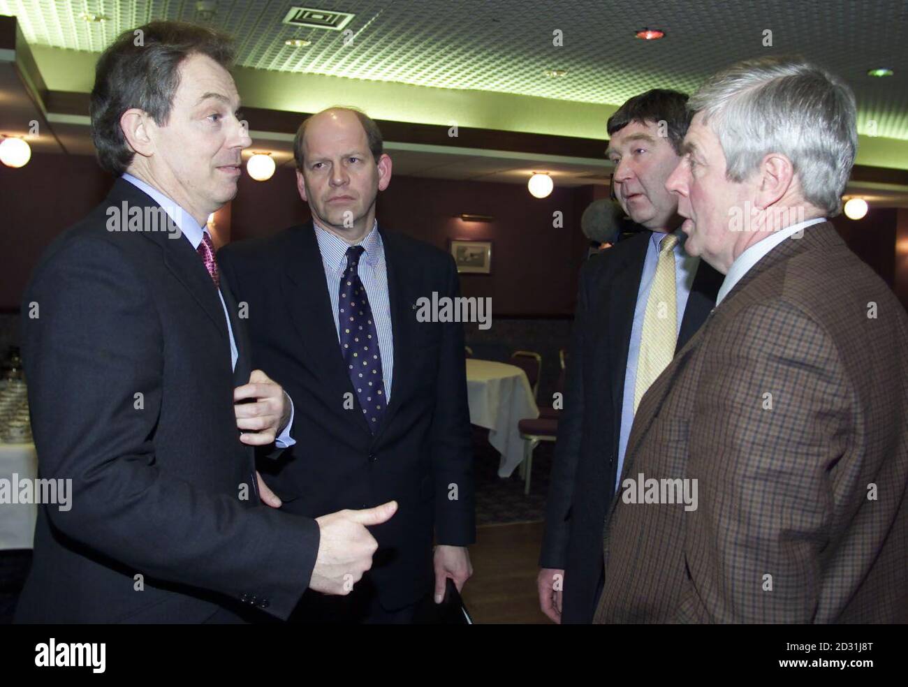 Le Premier ministre Tony Blair (L) s'est entretenir avec les représentants des agriculteurs après avoir rencontré des travailleurs du tourisme, des vétérinaires, des représentants du gouvernement et des officiers de l'Armée de terre à Carlisle. Il visitait Cumbria - l'une des régions les plus touchées du pays - pour en apprendre davantage sur les effets. * ...de l'épidémie de pied et de bouche, qui a maintenant dépassé 450 foyers. Les dirigeants des agriculteurs ont accusé le gouvernement de ne pas réagir assez rapidement à la crise. Banque D'Images