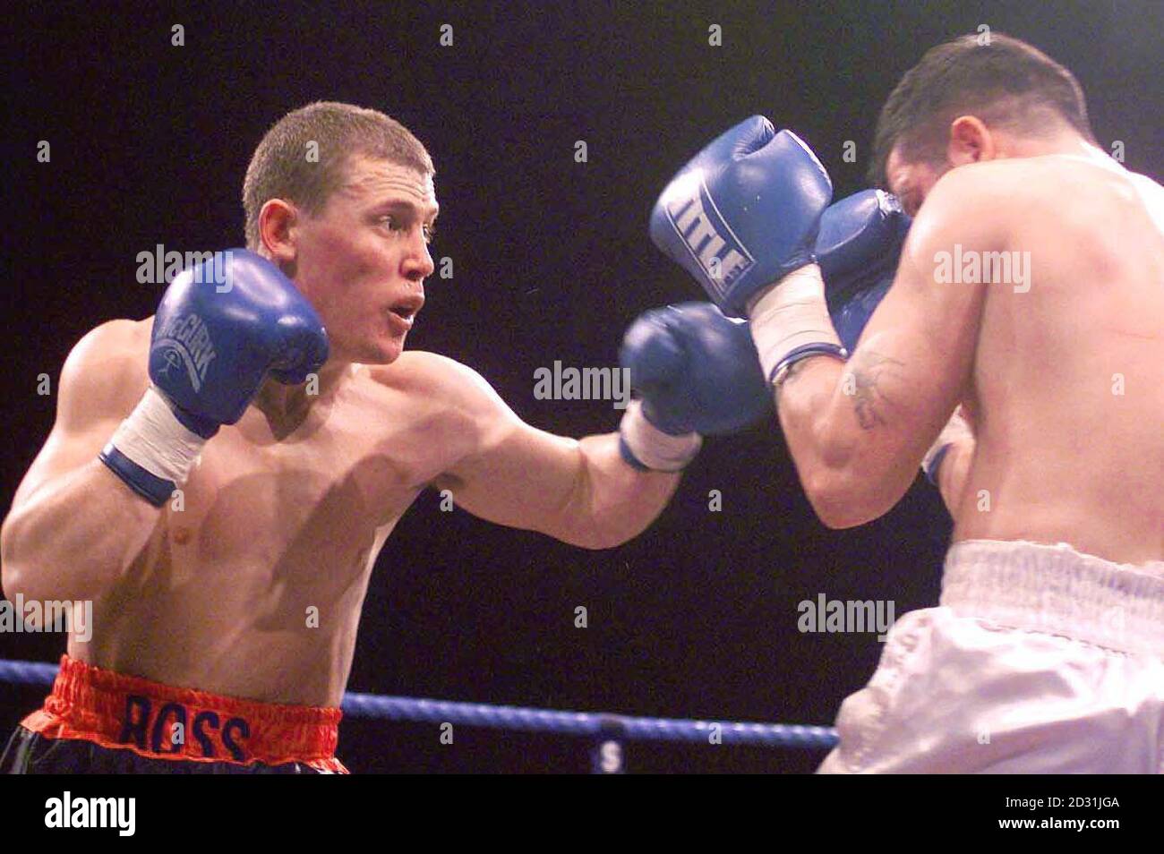 Ross Minter (L), fils de l'ancien champion du monde Alan Minter, prend la tête de Brian Coleman dans un concours de poids-lourd au Wembley Conference Centre, à Londres. Minter a remporté son premier combat professionnel sur les points. Banque D'Images