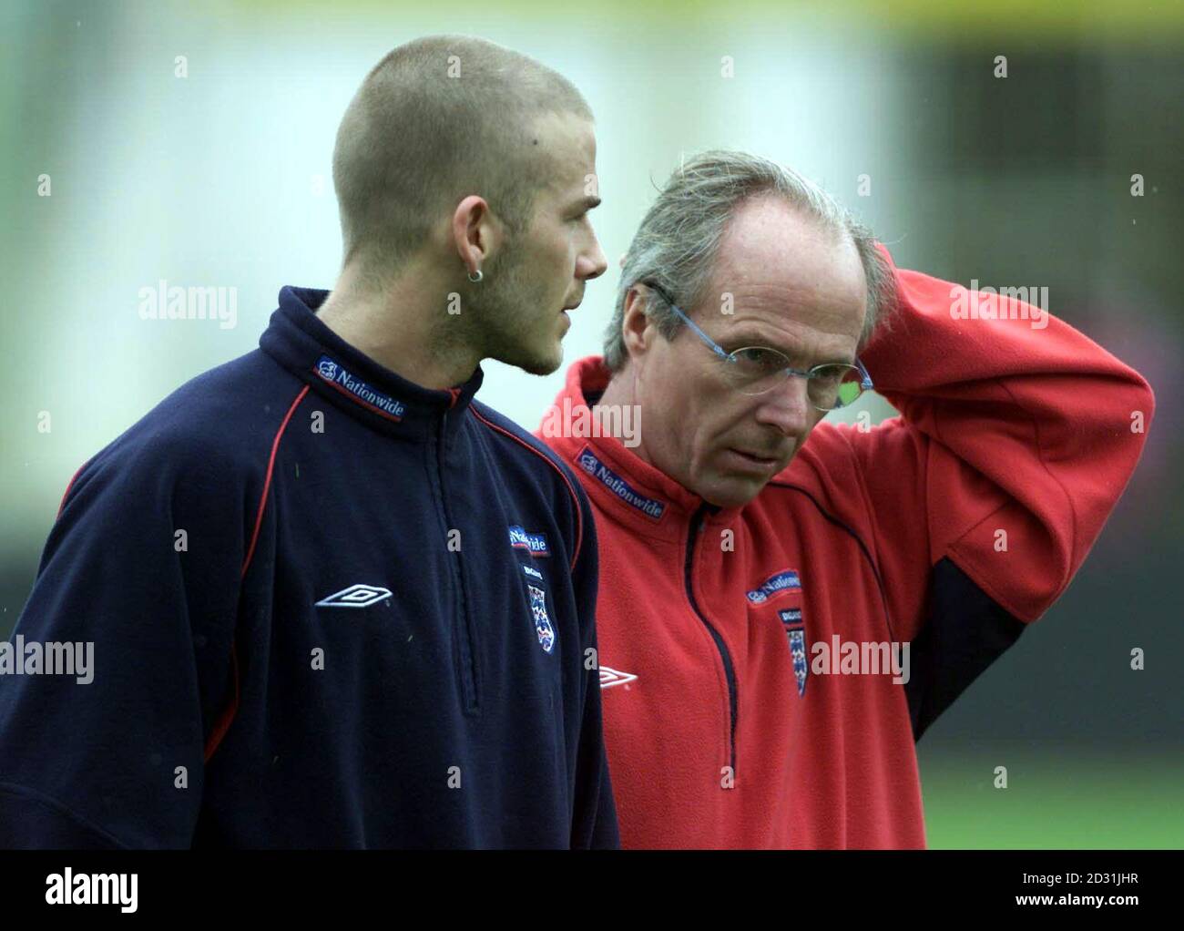 CETTE IMAGE NE PEUT ÊTRE UTILISÉE QUE DANS LE CONTEXTE D'UNE FONCTION ÉDITORIALE. AUCUNE UTILISATION DE SITE WEB/INTERNET À MOINS QUE LE SITE NE SOIT ENREGISTRÉ AUPRÈS DE L'ASSOCIATION DE FOOTBALL PREMIER LEAGUE. Sven Goran Eriksson (à droite), entraîneur-chef du football d'Angleterre, s'entretient avec son capitaine David Beckham à Tirana (Albanie), le 27 mars 2001, avant le match de qualification de la coupe du monde contre l'Albanie. Banque D'Images