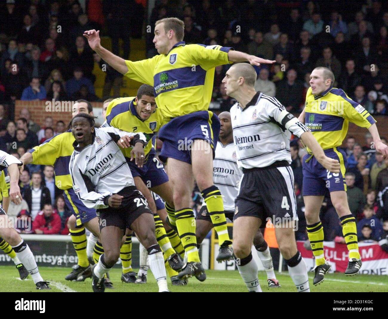 West Bromwich Tony Butler d'Albion (centre n° 5) se dirige contre Fulham lors du match de Nationwide Division One à Craven Cottage, Londres aujourd'hui samedi 7 avril 2001. **EDI** PA photo : Tony Harris Banque D'Images