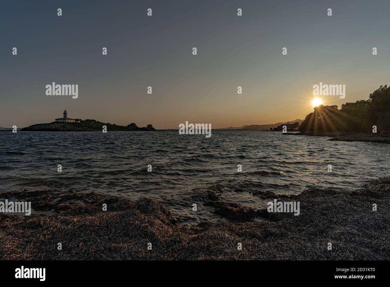 Le phare d'Aucanada, dans la baie d'Alcudia, Majorque, Espagne, lors d'une nuit d'été et d'un ciel clair. Image prise de la plage, juste en face. Banque D'Images