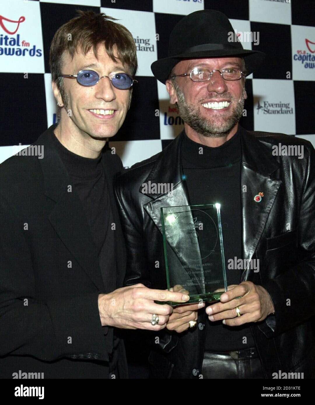 Robin (à gauche) et Maurice Gibb, de Bee Gees, qui décerne leur prix de réalisation à vie, les Capital radio Awards au Royal Lancaster Hotel de Londres. 10/02/03 : Bee Gee Robin Gibb a lancé une furieuse attaque sur le comique Graham Norton pour avoir fait une blague sur la mort de son frère Maurice - menaçant de déchirer sa tête si les deux jamais rencontré. Gibb a marqué Norton Scum et a exigé des excuses personnelles pour un bâillon insipide que le présentateur a fait sur son émission de chat Channel 4. Maurice, 53 ans, est mort dans un hôpital de Miami le mois dernier et Norton a plaisanté aux téléspectateurs: Je parie que le moniteur cardiaque de Maurice Gibb chantait l'air Banque D'Images