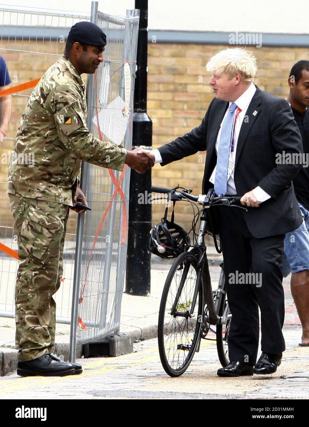Le maire de Londres, Boris Johnson, parle aux membres des forces armées lors d'une visite à Tobacco Dock, Wapping, pour vous remercier de leur aide pour la sécurité des Jeux Olympiques de Londres 2012. Banque D'Images