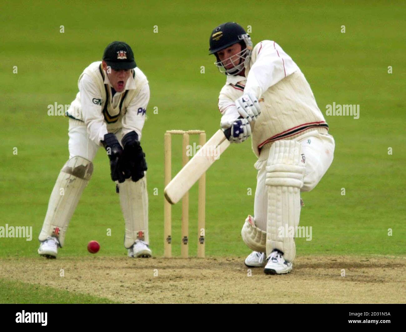 Daniel Marsh, de Leicestershire, prend une photo en tant que joueur de cricket du Nottinghamshire, Chris Read, pendant le match de la coupe Benson Hedges à Trent Bridge. Banque D'Images