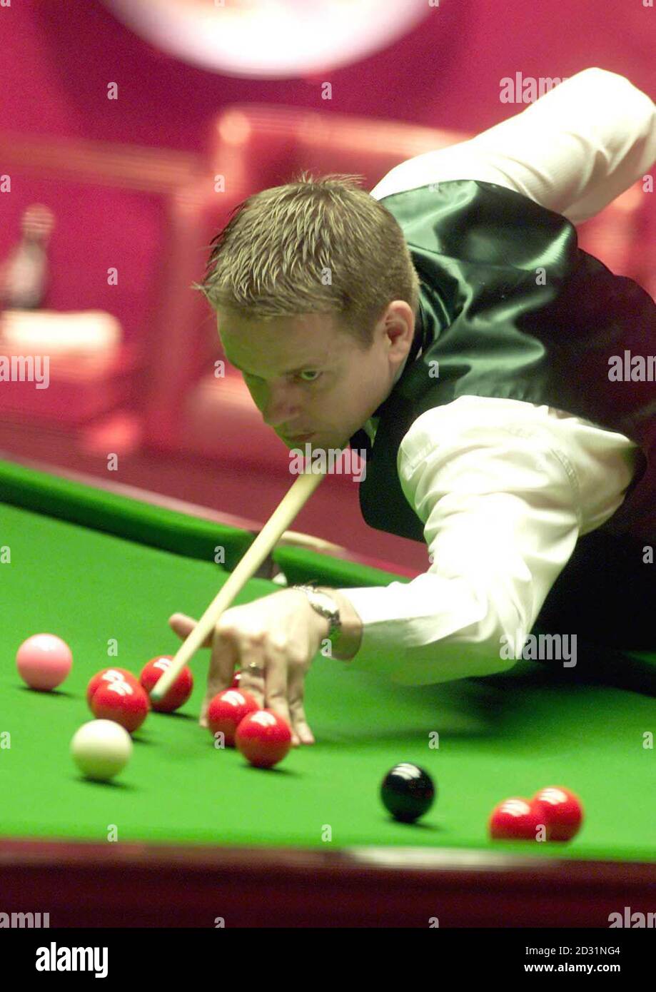 Joe Swail en action contre Ronnie O'Sullivan, lors de leur demi-finale du Championnat du monde de Snooker de l'Ambassade, le Crucible Theatre, Sheffield. Banque D'Images