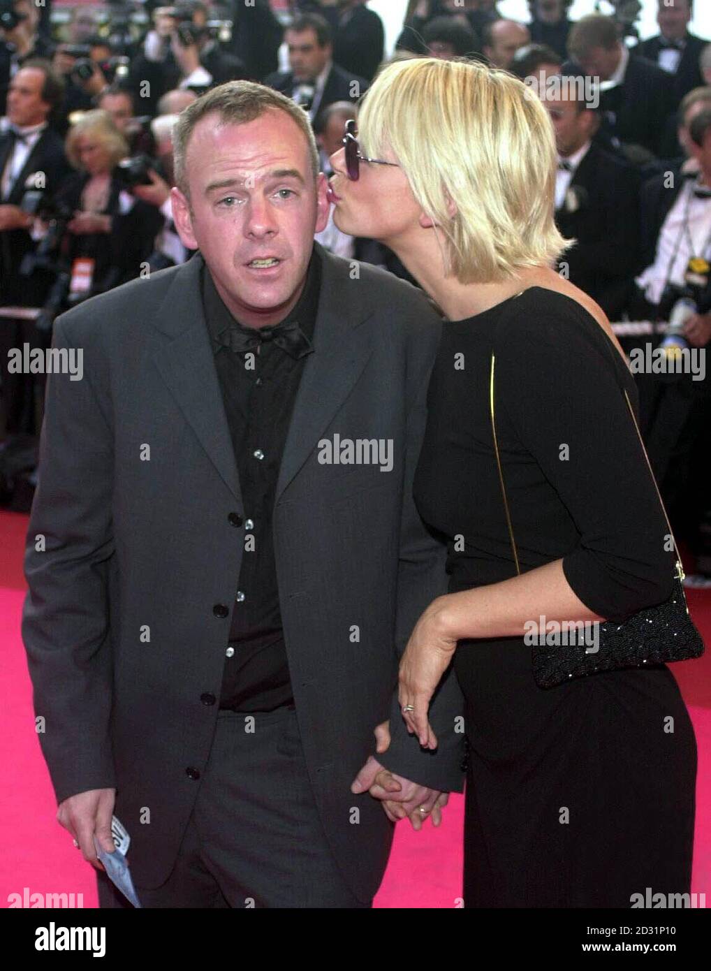 Norman Cook, alias Fatboy Slim et Zoe ball arrivent au Palais des Festivals, au Festival de Cannes, en France.Le film de Baz Luhrmann, Moulin Rouge, dans lequel Nicole Kidman est vedette, ouvre le 54ème Festival. Banque D'Images