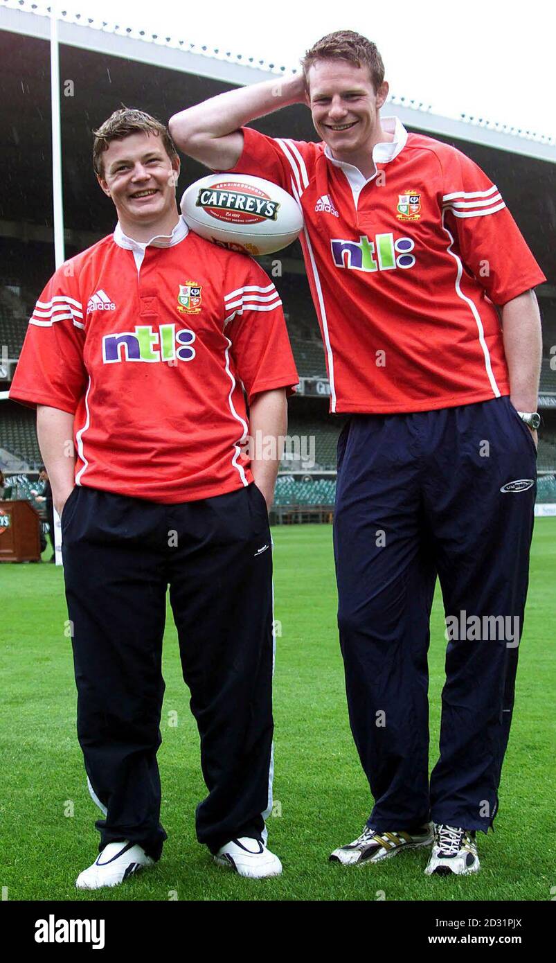 Brian O'Driscoll (à gauche) et Malcolm O'Kelly lors du lancement du parrainage des Lions par Caffrey à Lansdowne Road, Dublin. Les brasseurs de basse ont signé un accord à six chiffres pour être la bière officielle de la tournée des Lions en Australie. * le duo irlandais O Driscoll et O Kelly tentent désespérément de rattraper le temps perdu car ils tentent de faire des essais sur la tournée des Lions. Les stars de l'Irlande ont vu leur championnat des six Nations brusquement réduit par l'épidémie de pied et de bouche et la paire de Leinster a également connu une campagne de club européen abrégée quand leur province n'a pas réussi à atteindre le knock Banque D'Images