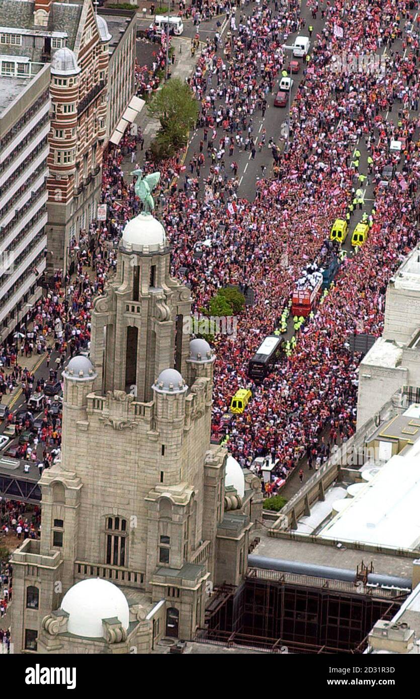 Aujourd'hui, des dizaines de milliers de supporters de Liverpool se rendront au centre-ville de Liverpool, dimanche 20 mai 2001, dans l'ombre du Liver Building, pour accueillir le Liverpool football Club après leur saison des aigus. Liverpool a remporté la coupe de Worthington, la coupe FA et la coupe UEFA en une saison, qui a vu l'équipe se qualifier également pour la Ligue des champions de l'année prochaine. **EDI** PA photo : John Giles/POOL Banque D'Images