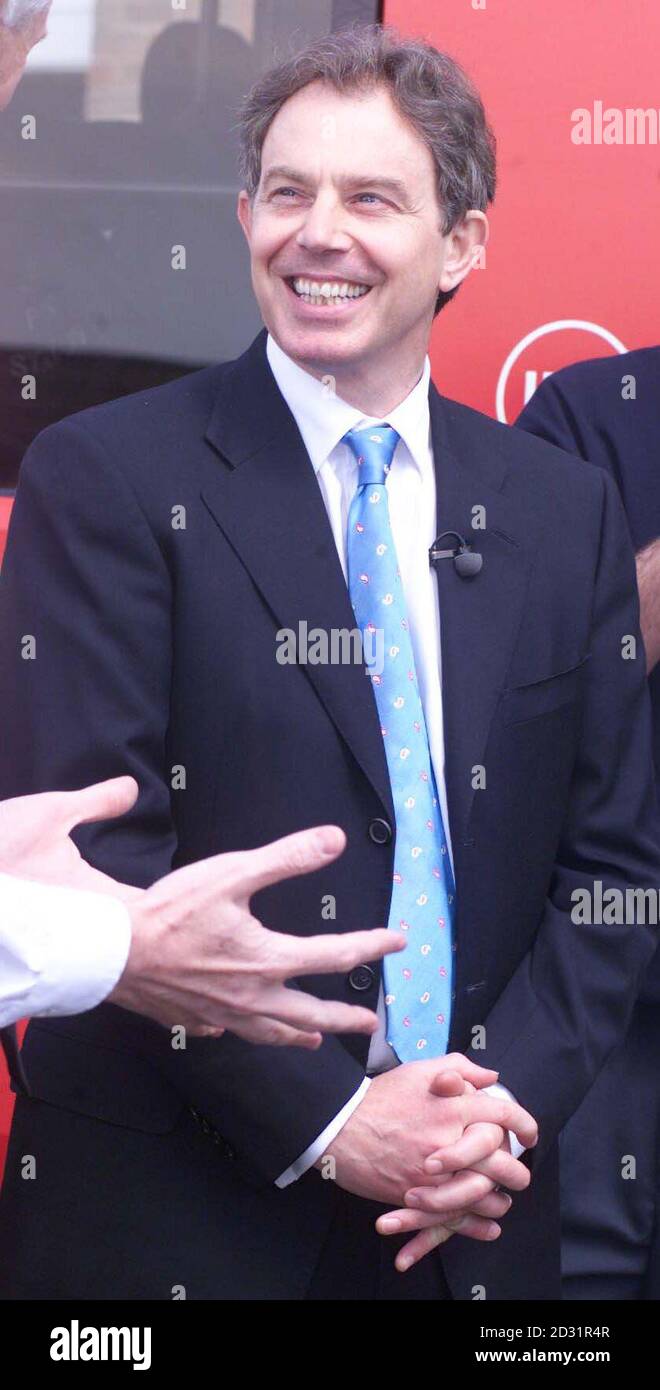 Le Premier Ministre Tony Blair Fait La Vague Lors D Une Visite A La Caserne De Pompiers De Dartford Dans Le Kent A L Interieur De La Station Le Premier Ministre A Rencontre Le Le Premier Ministre Tony Blair Fait La Vague Lors D Une Visite A La Caserne De Pompiers De Dartford Dans Le Kent A L Interieur De La Station Le Premier Ministre A Rencontre Le