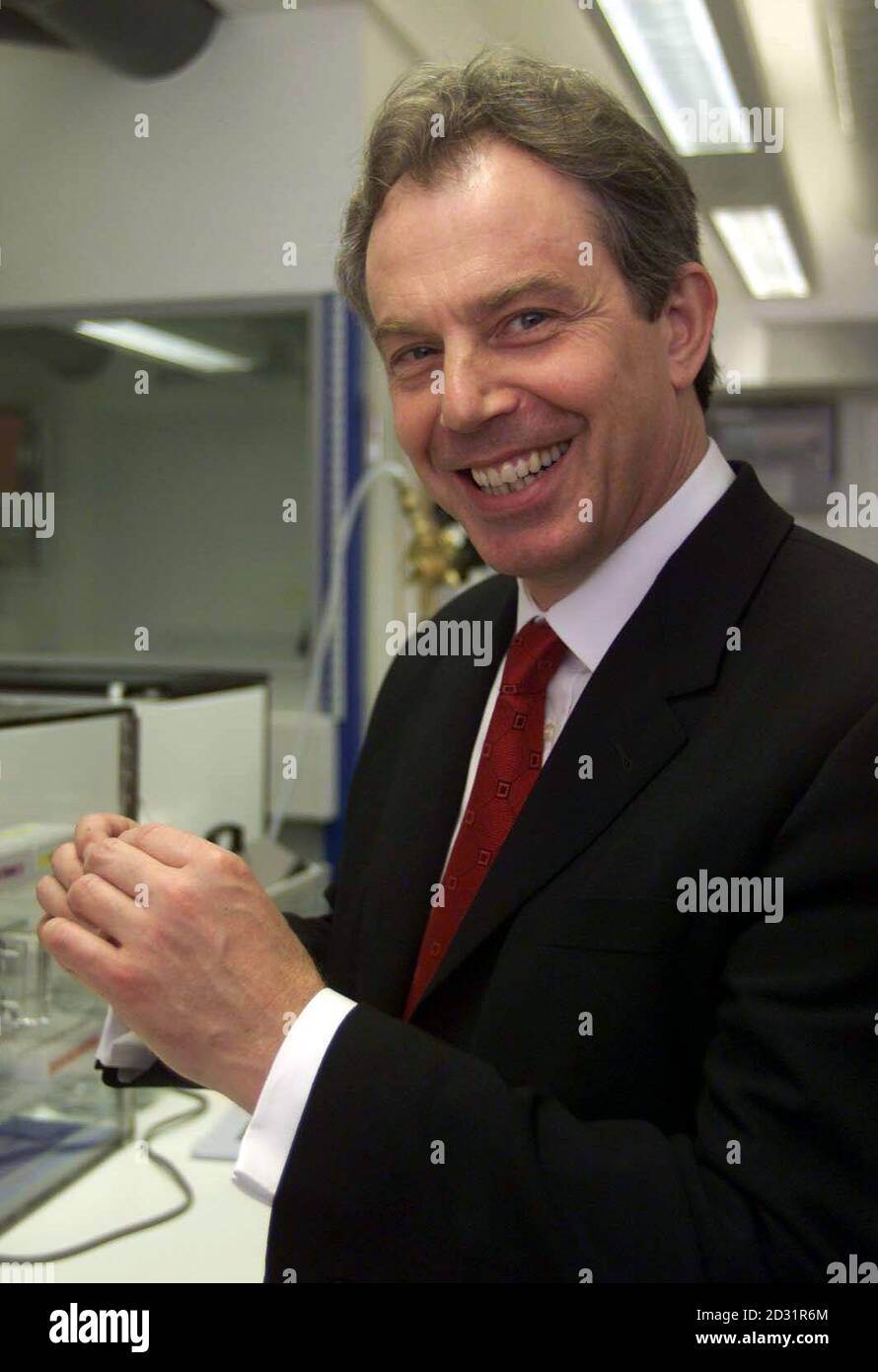 Le Premier ministre Tony Blair de l'Institute of cancer Research du centre de Londres, où il a soutenu qu'une foule d'initiatives pour lutter contre le cancer reflétaient la détermination du New Labour à investir dans les services publics plutôt qu'à se livrer à des réductions d'impôts injustifiables. * il a reconnu que l'atteinte des normes les plus élevées en matière de soins du cancer prendra du temps, mais a insisté sur le fait que le gouvernement avait pris des mesures initiales importantes. Voir l'histoire de l'AP ELECTION Blair. Photo PA : piscine Sean Dempsey Banque D'Images