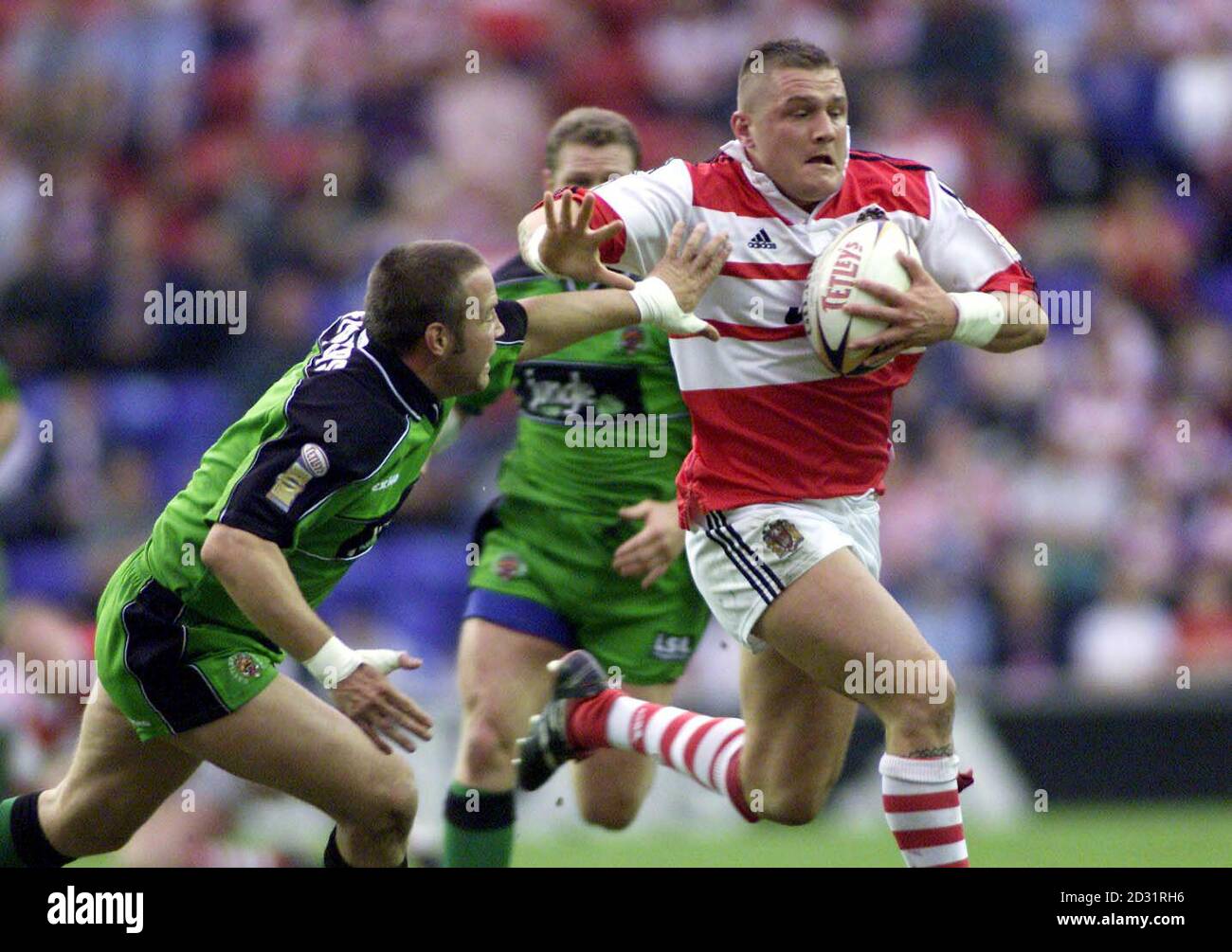 Terry Newton de Wigan (à droite) passe devant Jason Flowers de Castleford (à gauche) pendant le match de la Super League amère de Tetley au stade JJB, Wigan. Banque D'Images