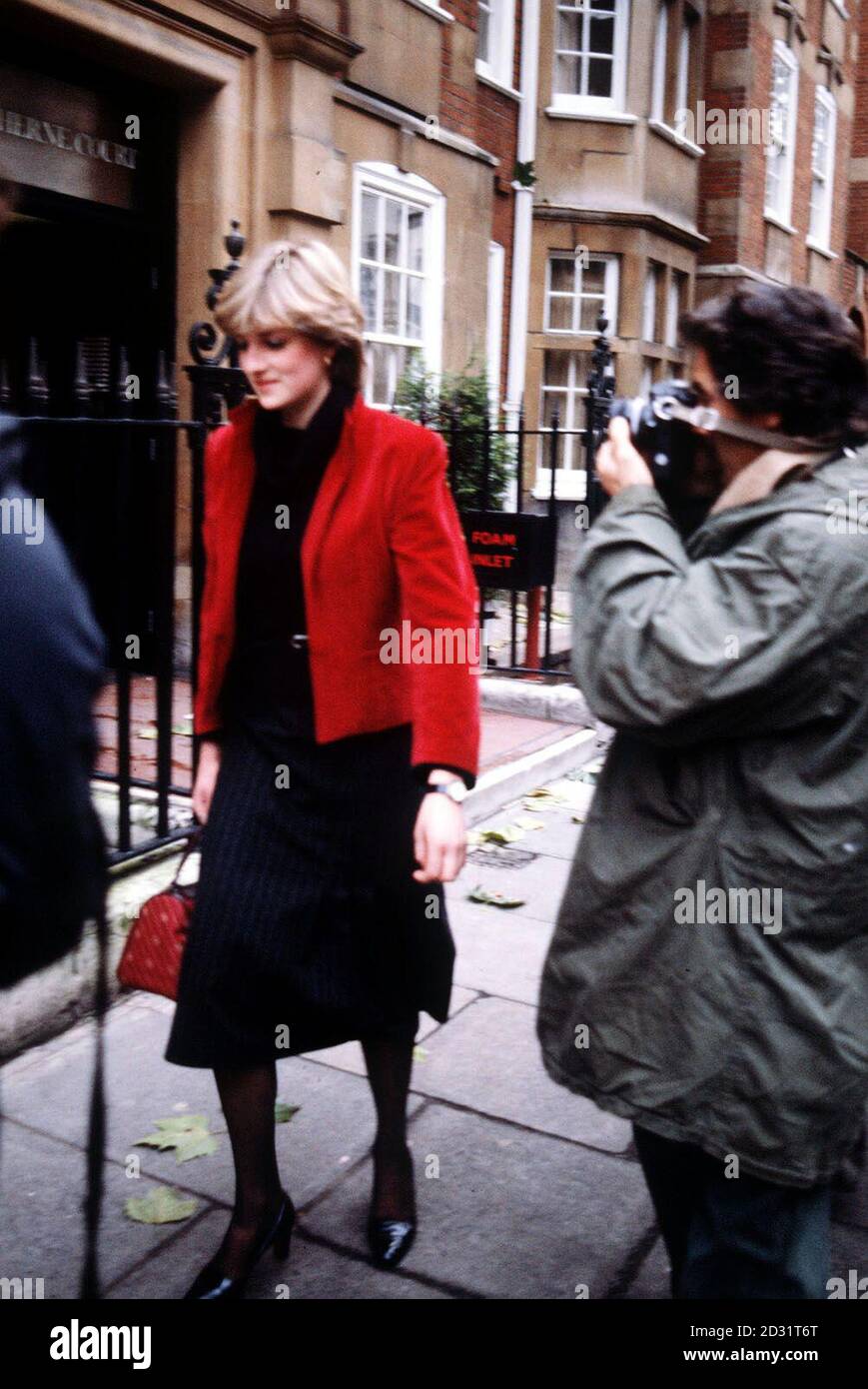 LADY DIANA SPENCER 1980: Lady Diana Spencer, 19 ans, la plus jeune fille d'Earl Spencer, poursuivie par la presse près de sa maison de Knightsbridge après avoir spéculé qu'elle est romantiquement impliquée avec le prince de Galles. Banque D'Images