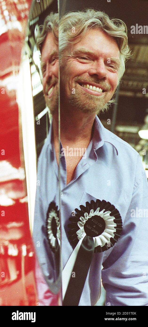 Sir Richard Branson à la gare d'Euston, à Londres, sur la plaque d'un train Voyager diesel de Virgin trains, les nouveaux trains à 125 km/h qu'il espère, réduiront considérablement les temps de trajet sur les routes de la côte ouest et de CrossCountry de Virgin Rail. * avec un système audio de type compagnie aérienne à chaque siège, les trains Voyager sont introduits initialement sur la route CrossCountry Birmingham-Reading-Brighton pour éviter les embouteillages dans la région. Les trains, qui ont une boutique à bord pour remplacer le buffet ancien, transporteront des passagers par un service de navette local entre Birmingham et Reading a Banque D'Images