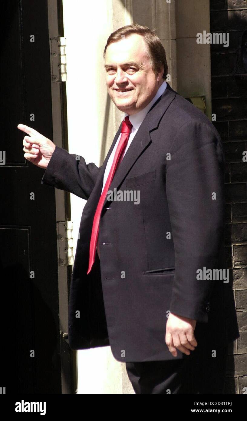 Le vice-premier ministre John Prescott arrive à Downing Street , peu de temps avant le chancelier Gordon Brown. Les lieutenants en chef du premier ministre Tony Blair ont commencé à arriver à la résidence officielle aujourd'hui. * au milieu de la spéculation croissante d'un remaniement du Cabinet, après le résultat des élections générales hier soir qui a donné au Parti travailliste un second mandat sans précédent dans le gouvernement. Banque D'Images