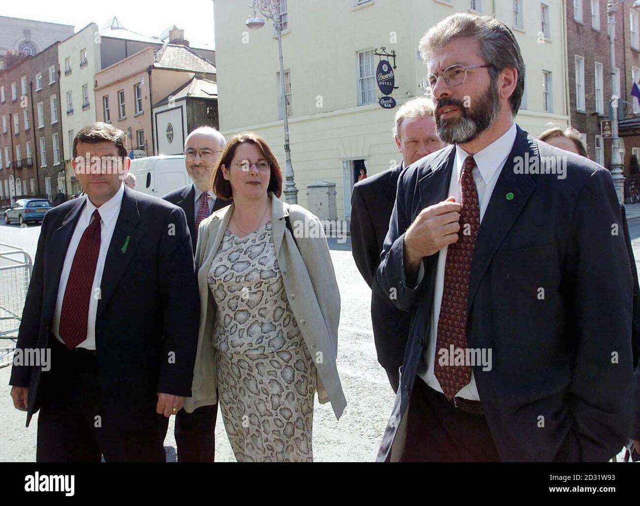 La nouvelle équipe de Sinn Fein se promoit à la Dail, à Dublin, pour une rencontre avec le Premier ministre irlandais Bertie Ahern. (De gauche à droite), Pat Doherty, Caoimhghin O'Caolain, Michelle GilderNew, Martin McGuinness et Gerry Adams. Banque D'Images