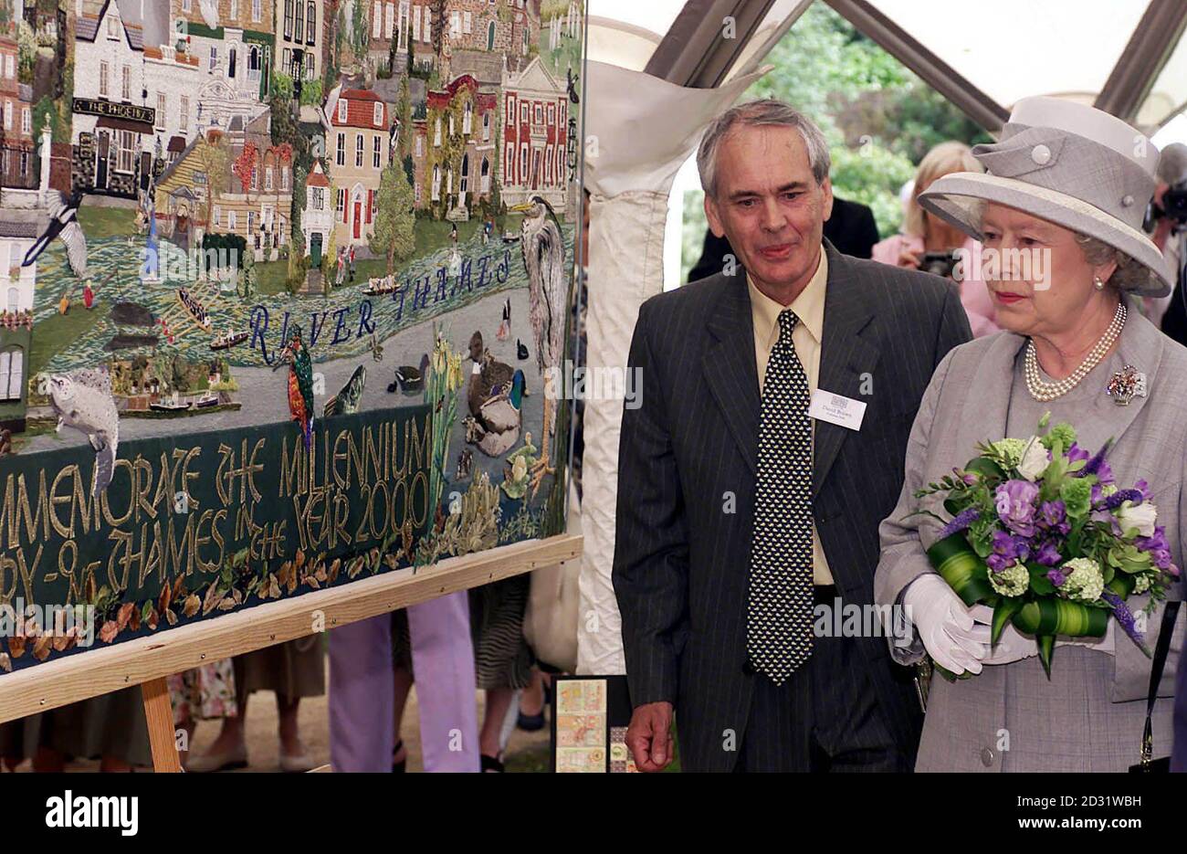 La reine Elizabeth II de Grande-Bretagne visite de la broderie du millénaire de Sunbury, dans le jardin clos, Sunbury on Thames, Middlesex, avec David Brown, président et instigateur du projet. *... la broderie, qui a pris 200 personnes cinq ans à coudre, a représenté l'histoire et les monuments du village, y compris un arbre de l'if local écrit sur par Charles Dickens dans Oliver Twist, la maison où Edward VIII a courtisé Freda Dudley-Ward avant son prochain amour Wallis Simpson, Et le sous-maître de poste du village actuel, Albert Skinner. Banque D'Images