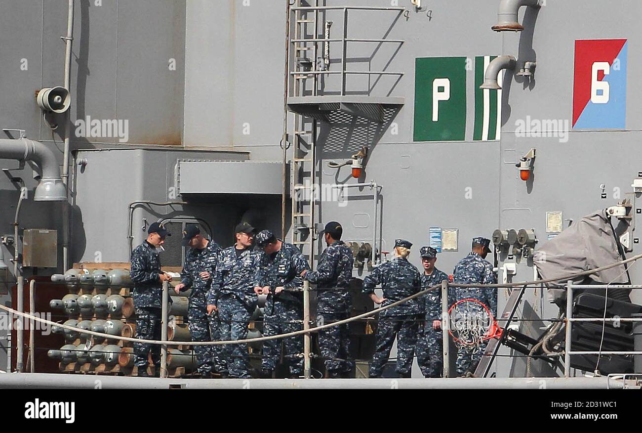 Marins sur le navire de la marine américaine USS fort McHenry dans le port de Dublin aujourd'hui. Banque D'Images