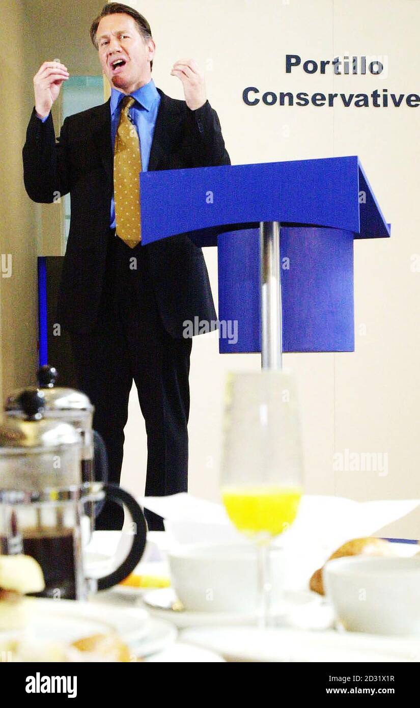 Le chancelier fantôme Michael Portillo lors d'un petit-déjeuner de travail avec des supporters et des journalistes à Londres ce matin, où il lance officiellement sa campagne pour le leader conservateur.* On pense que M. Portillo a déjà établi une avance importante sur les confrères David Davis et Iain Duncan Smith parmi les membres du cabinet fantôme et les députés conservateurs.Mais le choix final du leader sera entre les mains des 350,000 militants conservateurs de la base, qui choisiront parmi une liste de deux candidats issus du scrutin des députés. Banque D'Images