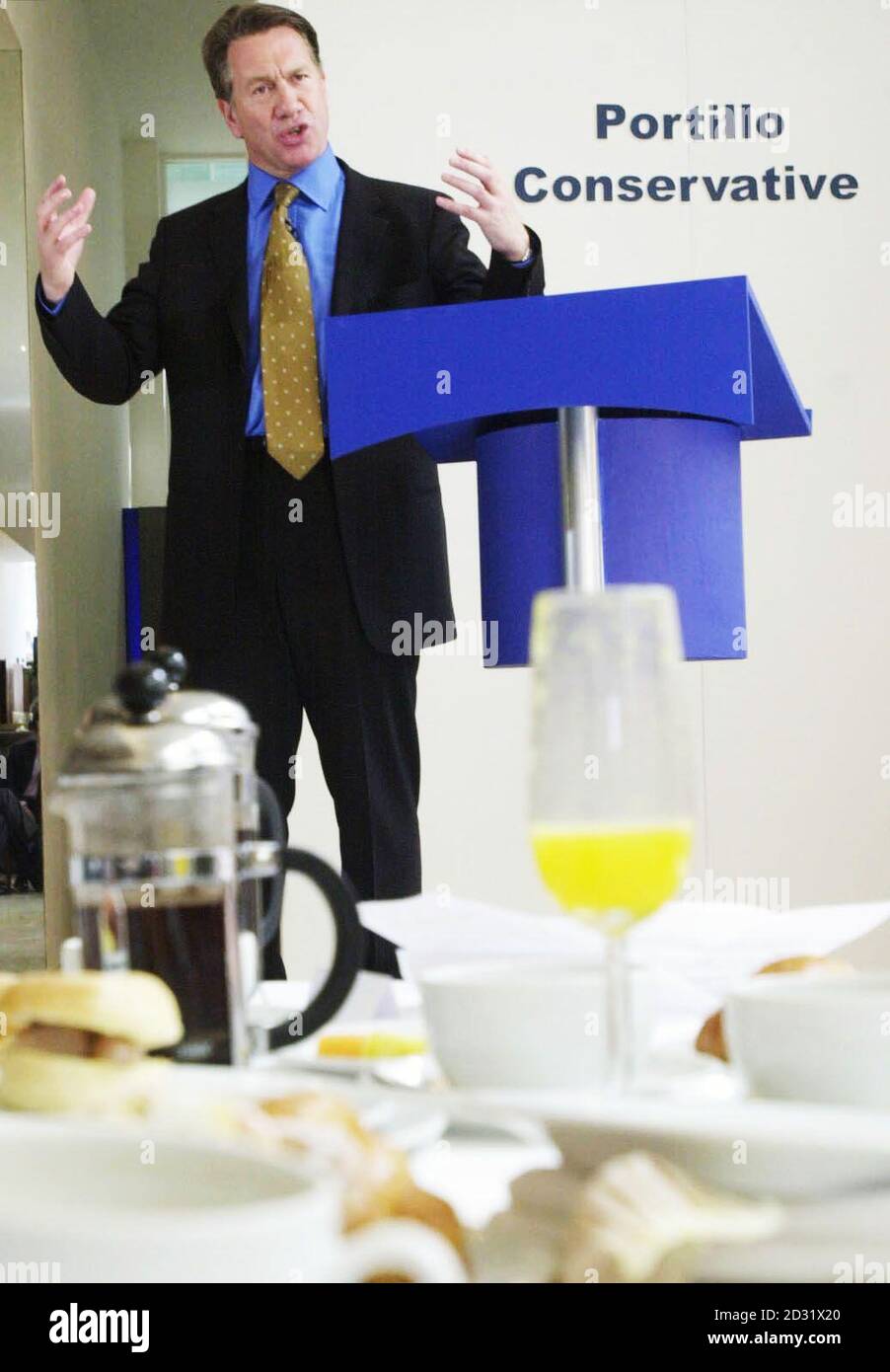 Le chancelier fantôme Michael Portillo lors d'un petit-déjeuner de travail avec des partisans et des journalistes à Londres où il lance officiellement sa campagne pour le leader conservateur. * On pense que M. Portillo a déjà établi une avance importante sur les confrères David Davis et Iain Duncan Smith parmi les membres du cabinet fantôme et les députés conservateurs. Mais le choix final du leader sera entre les mains des 350,000 militants conservateurs de la base, qui choisiront parmi une liste de deux candidats issus du scrutin des députés. Banque D'Images
