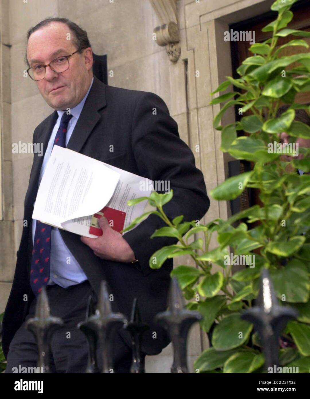 Michael Ancram, président du Parti conservateur, quitte le bureau central conservateur à Londres. Ancram devrait annoncer plus tard sa candidature à la direction de son parti. * Michael Portillo, Iain Duncan Smith et David Davis ont déjà annoncé qu'ils se reporteront au concours. 14/09/01 l'ancien président du parti Michael Ancram, qui a été installé par le nouveau chef conservateur, M. Duncan Smith's, comme son secrétaire aux Affaires étrangères fantôme, après sa défaite sur Kenneth Clarke dans la course à la direction du parti. Le chef conservateur continuait de mettre en place son nouveau cabinet fantôme. Banque D'Images