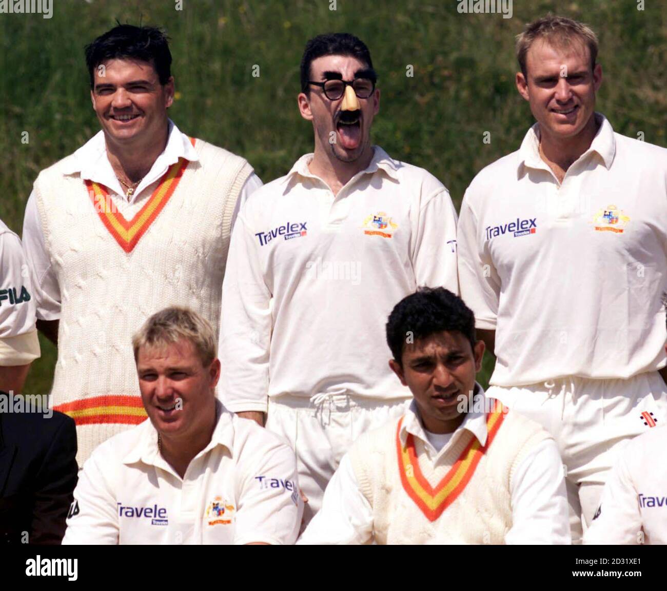 Le joueur australien de cricket Damian Fleming porte un masque de blague avant le début de son match contre MCC XI à Arundel. On trouve également sur la photo Joe Dawes (MCC, arrière gauche), Shane Warne (Australie, avant gauche), Matthew Hayden (Australie, arrière droit) et Azhar Mahmood (MCC, avant droit). Banque D'Images