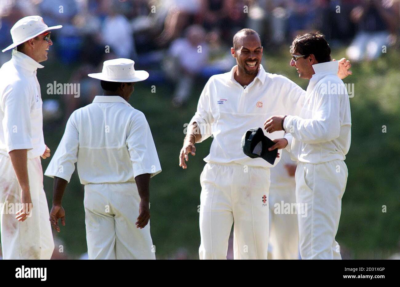 Jimmy Adams, skipper de Bowler et MCC (deuxième à droite) félicite Shahid Afridi (à droite) après avoir pris Shane Warne en Australie lors du match touristique à Arundel. Banque D'Images