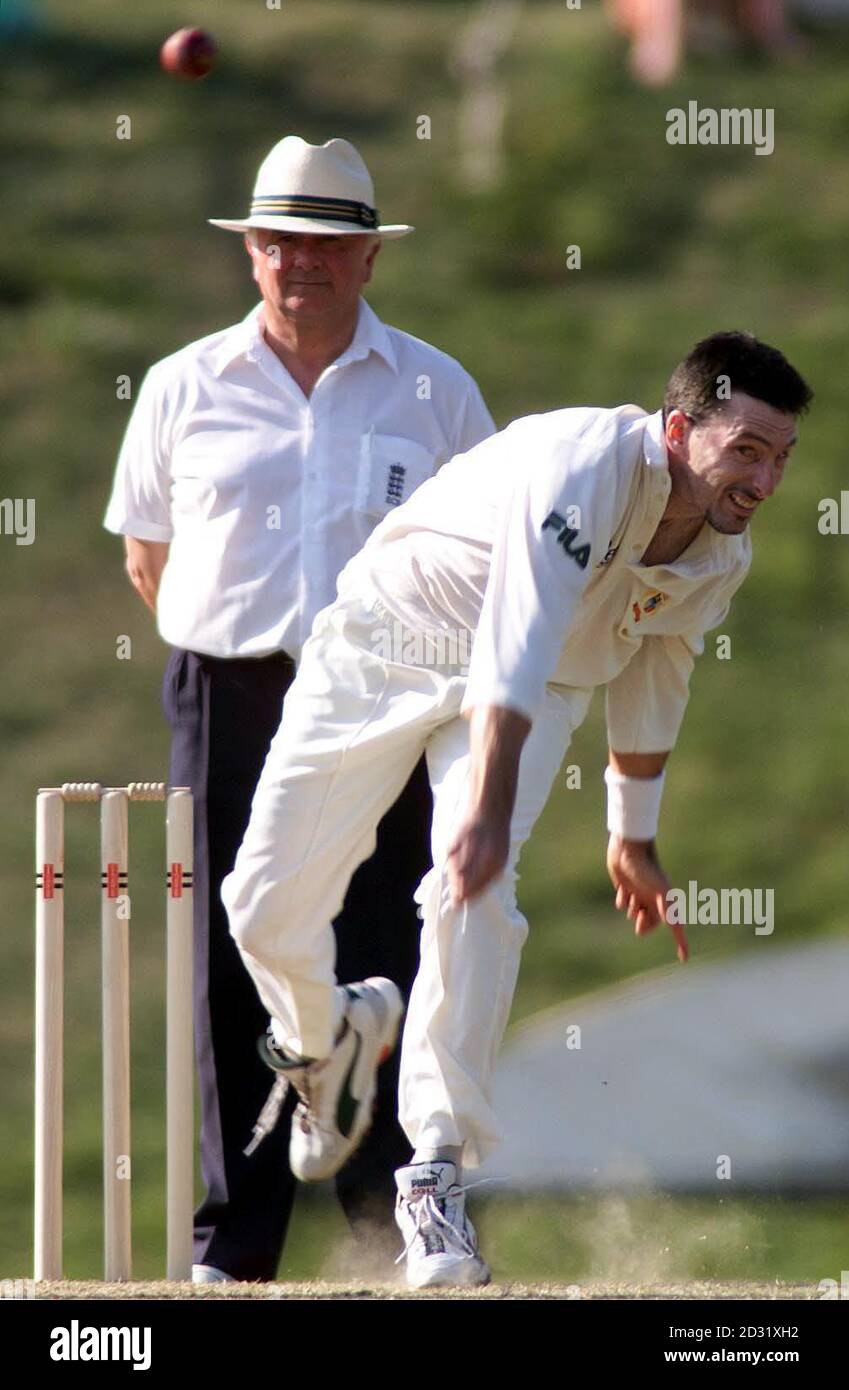 Le Bowler australien Damian Fleming en action contre MCC lors du match touristique à Arundel. Banque D'Images