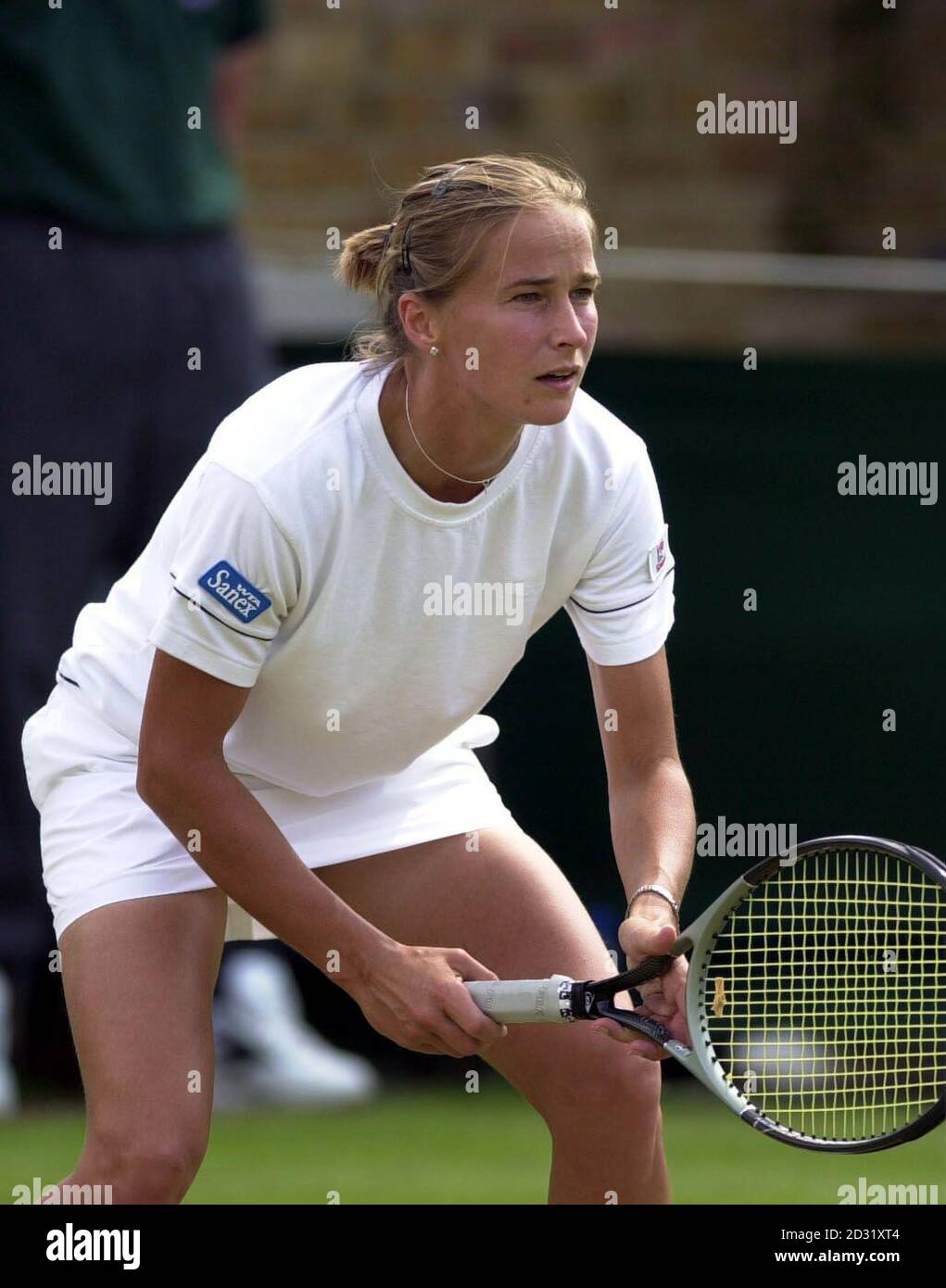 PAS D'UTILISATION COMMERCIALE : Victoria Davies en Grande-Bretagne en action pendant son double match avec Helen Crook contre Fusaï et Grande lors des championnats de tennis de pelouse, Wimbledon. Banque D'Images