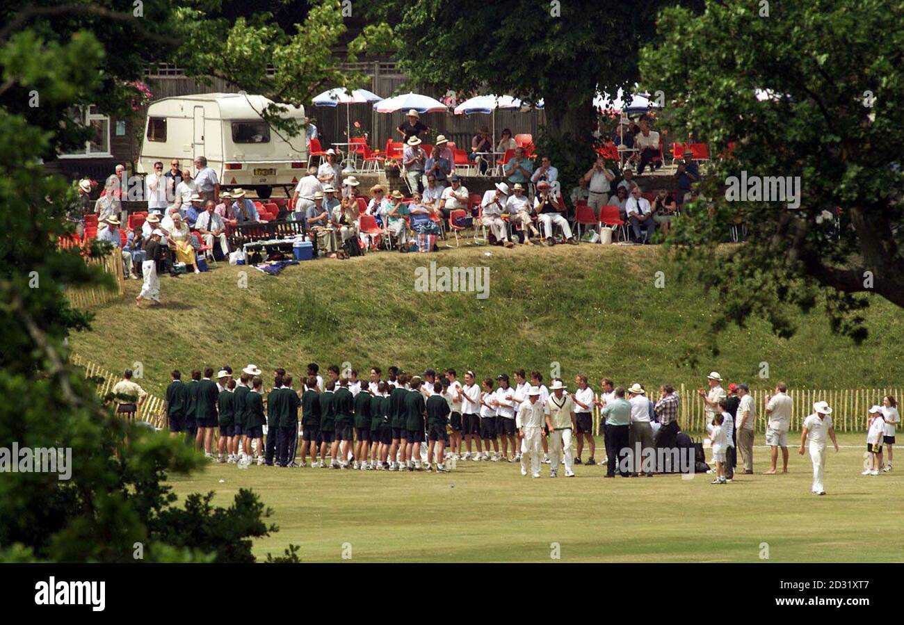 Les joueurs australiens et MCC XI sont applaudis lorsqu'ils se rendent sur le terrain, lors de la dernière journée au Arundel Castle Cricket Club, West Sussex. Banque D'Images