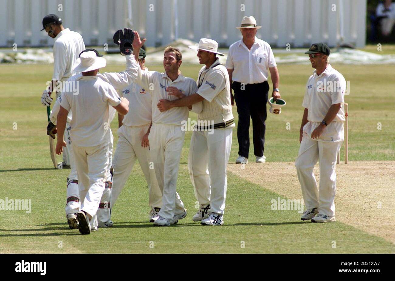 Damien Martyn (au centre) célèbre le cricket de l'Animul Islam du MCC XI, avec ses copains australiens au Arundel Castle Cricket Club, West Sussex. Banque D'Images
