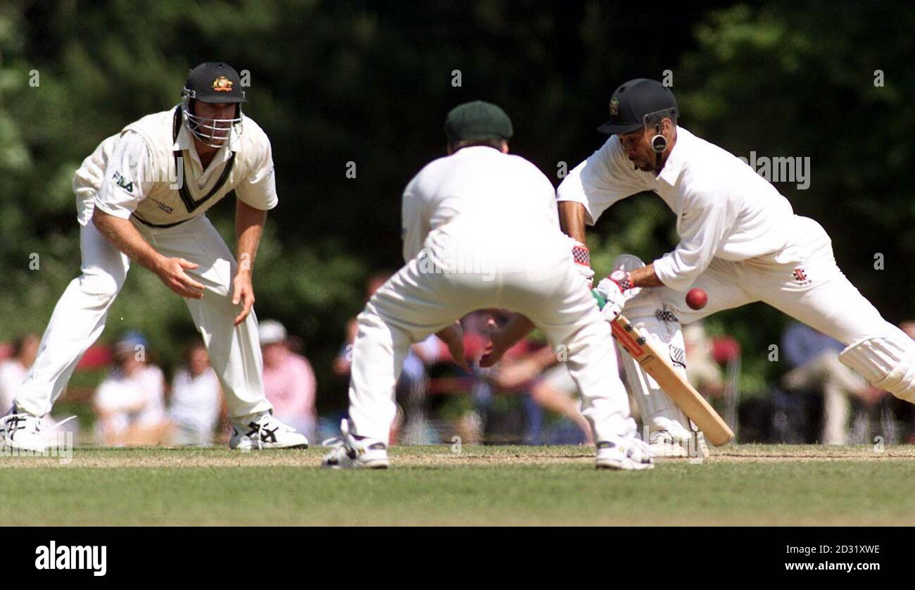 Le capitaine du MCC XI, Jimmy Adams (à droite), est fortement marqué par des personnes de la région australienne, au Arundel Castle Cricket Club, West Sussex. Banque D'Images