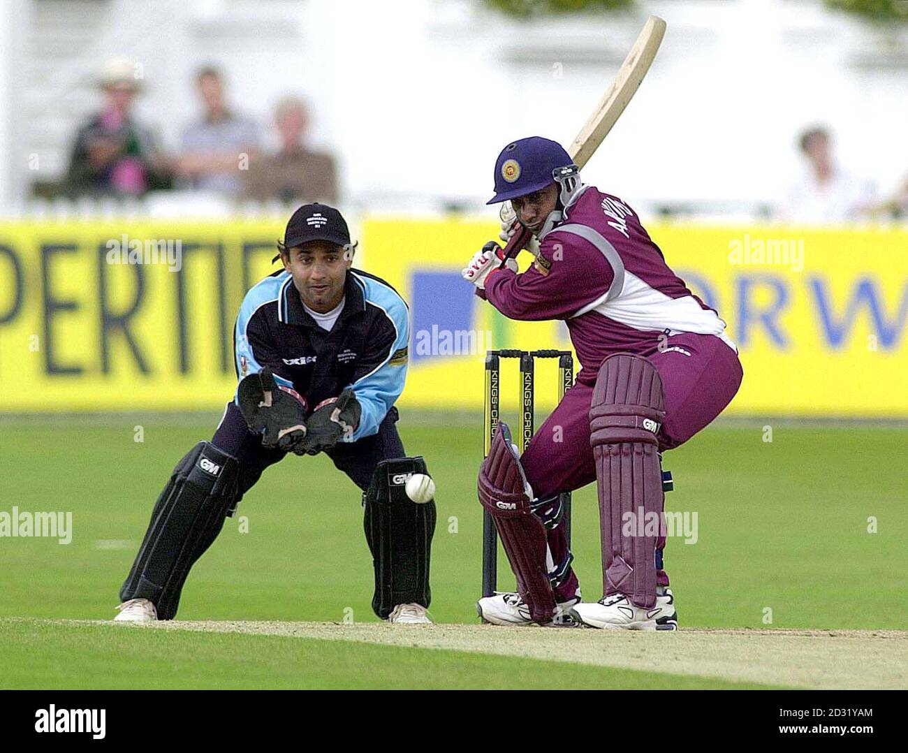 Aravinda de Silva du Sir Richard Hadlee X1 fait une balle de Naimur Rahman du Sir Gary Sobers X1's pour 6 pendant l'invitation XI de Sir Garfield Sobers et le match XI d'invitation XI de Sir Richard Hadlee à Trent Bridge, Nottingham. Banque D'Images