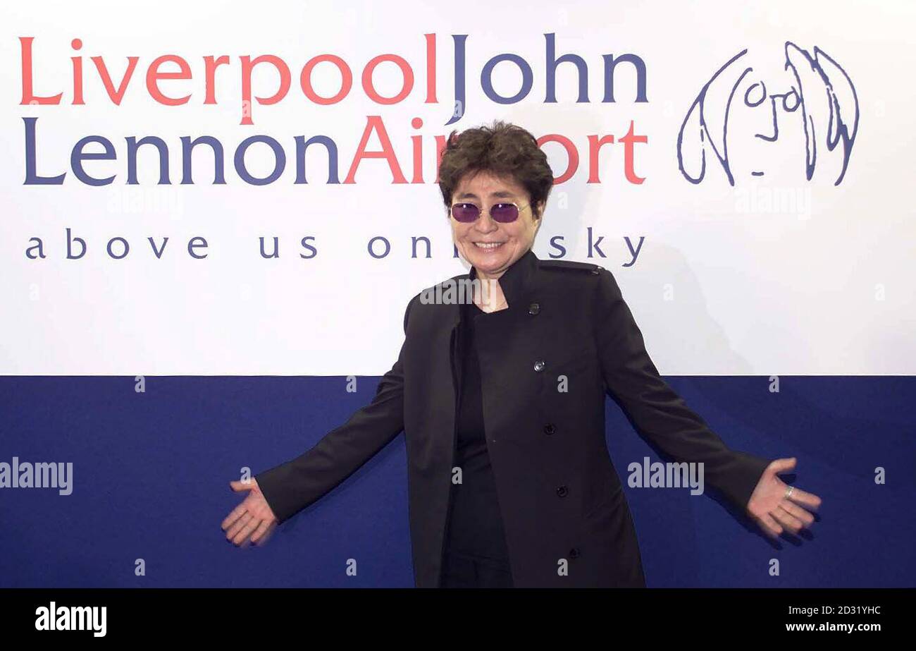 Yoko Ono, veuve du chanteur John Lennon des Beatles, en visite à l'aéroport de Liverpool, qui doit être nommé d'après son défunt mari quand son nouveau terminal s'ouvre au public au printemps 2002. * le nouveau logo de l'aéroport inclut le célèbre autoportrait de John Lennon et la ligne de droite 'au-dessus de nous seulement ciel' prise des paroles d'imagine. Une statue pleine grandeur a été commandée par le sculpteur local Tom Murphy et sera exposée dans le nouveau terminal de l'aéroport. Banque D'Images