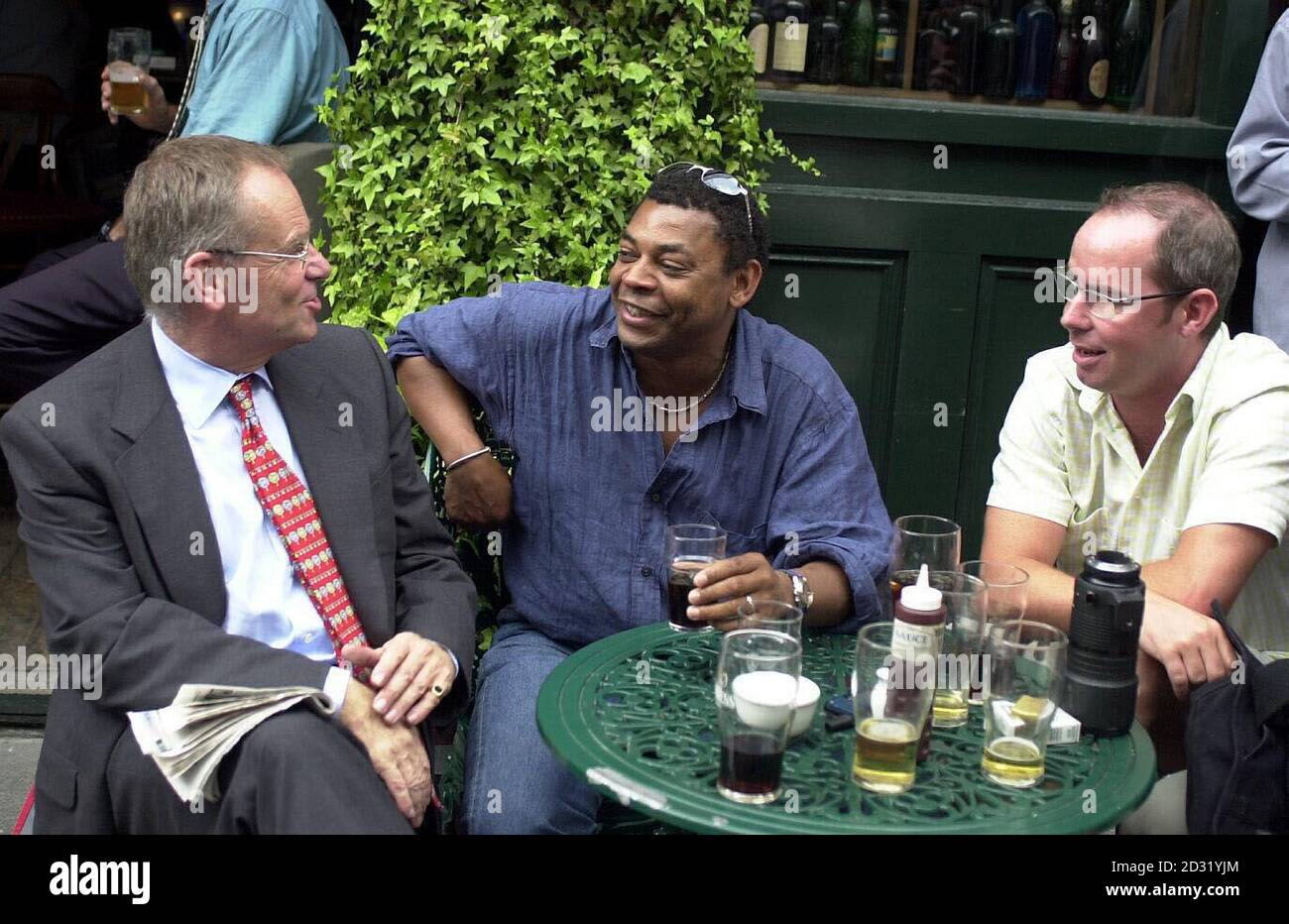 Lord Archer (R) parle aux membres de la presse dans un bar près de Old Bailey, à Londres. Archer et son ancien ami, Ted Francis, producteur de télévision à la retraite, en sont à la cinquième semaine de leur procès pour malhonnêteté par rapport au procès pour diffamation de 1987 du romancier. * la semaine dernière, alors que la défense a commencé son procès, on a dit au tribunal qu'Archer ne donnerait pas de preuve lui-même. Archer nie trois chefs d'accusation de perversion du cours de la justice, deux de parjure et un d'utilisation d'un journal comme instrument faux. Il a été libéré d'une quatrième accusation d'entrave à la justice sur les directives du juge. Francis Denie Banque D'Images