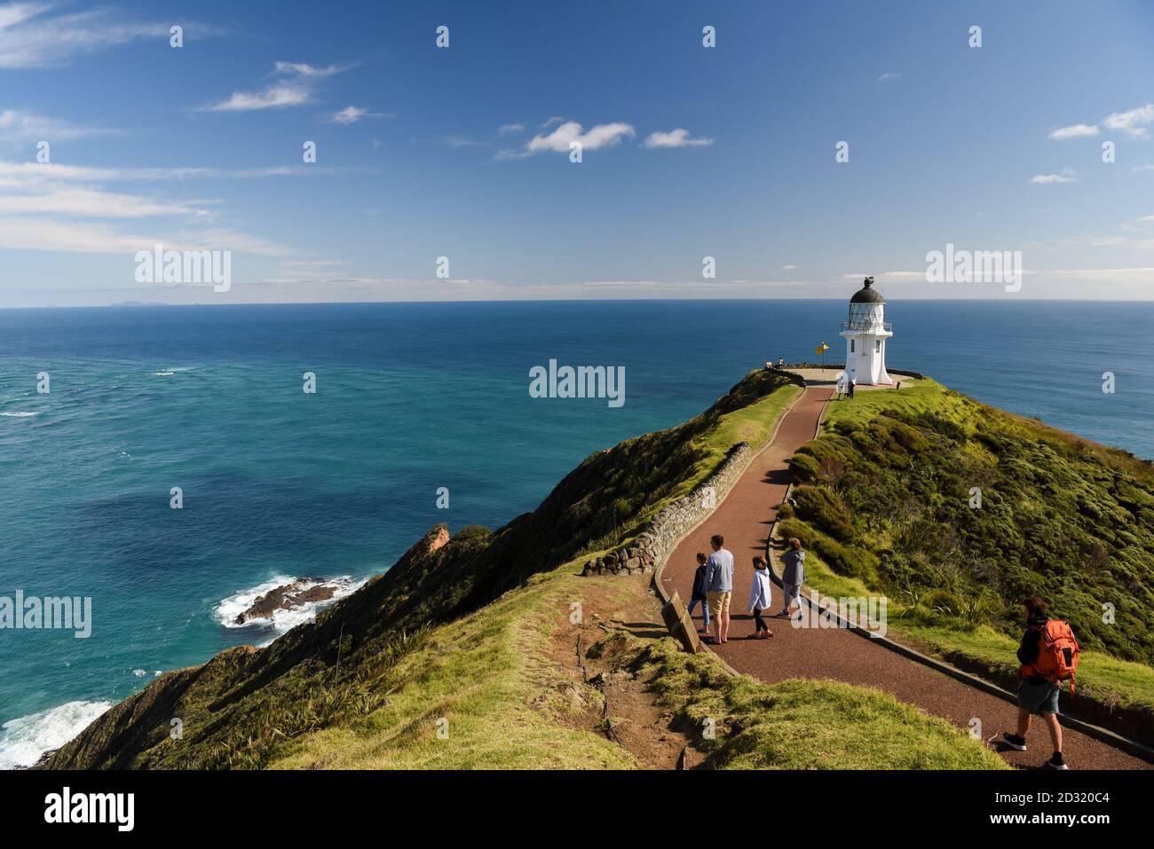 Northland, Cap Reinga en Nouvelle-Zélande. 7 octobre 2020. Les gens visitent le phare de Cape Reinga, le point de repère de Cape Reinga en Nouvelle-Zélande, le 7 octobre 2020. Le cap Reinga est situé à l'extrémité nord de l'île du Nord de la Nouvelle-Zélande. Credit: Guo Lei/Xinhua/Alay Live News Banque D'Images