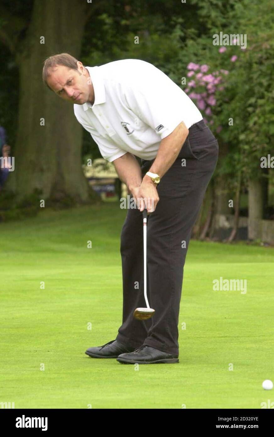 •a remporté plusieurs médailles d’or aux Jeux olympiques britanniques, Sir Steve Redgrave, au Hayleyford Golf Club de Marlow, pour une journée de golf de célébrités afin de recueillir de l’argent pour DES ÉTINCELLES (sport aidant la recherche médicale pour les enfants). 30/07/02 : le cœur hollywoodien Dougrey Scott et le héros olympique de l'aviron Sir Steve Redgrave se joignent aujourd'hui - pour jouer au golf pour la charité. Les célébrités espéraient jouer 72 trous de golf sur quatre parcours en moins de 17 heures dans le cadre d'un tournoi pour recueillir de l'argent pour un certain nombre d'œuvres caritatives britanniques. Banque D'Images