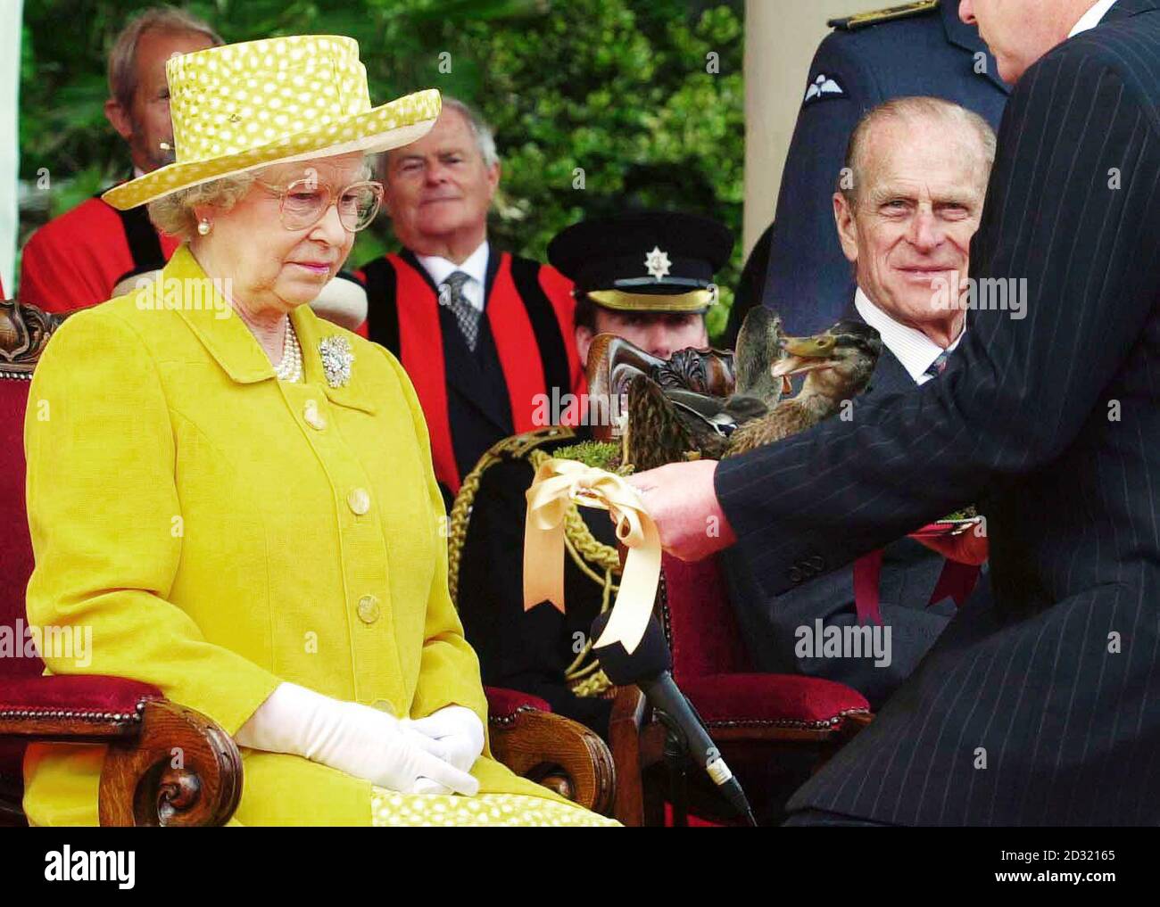 Britains Queen Elizabeth II est présenté deux pallards femelles morts sur un plateau d'argent dans un acte d'hommage par Steve Morgan, seigneur de la paroisse de Trinity sur l'île de Jersey. * la Reine est assise aux côtés du prince Philip lors d'une séance spéciale des États de Jersey, la Reine est le deuxième jour de sa visite aux îles Anglo-Normandes. Banque D'Images