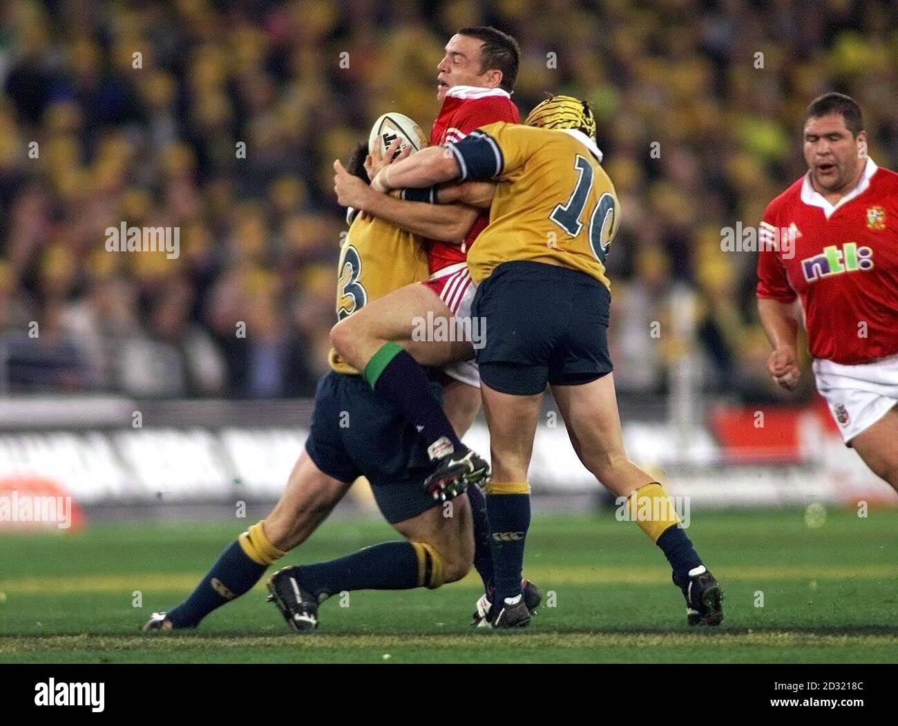 Rob Henderson (au centre), joueur Lions britannique et irlandais, n'a pas dépassé Elton Flatley et Daniel Herbert lors du troisième match de test au stade Australia, à Sydney. Score final: Australie 29 Lions 23. Banque D'Images