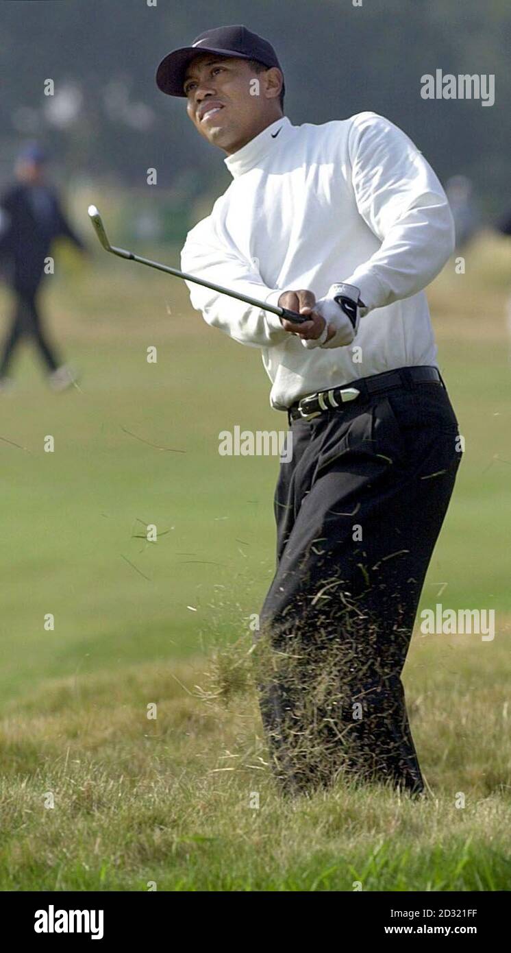 Open Champion Tiger Woods joue hors de l'ébauche, lors d'un tour d'entraînement pour le 130e Open Championship au Royal Lytham St Annes. Banque D'Images